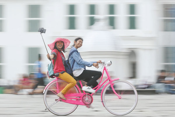 Wisatawan di kota tua Jakarta