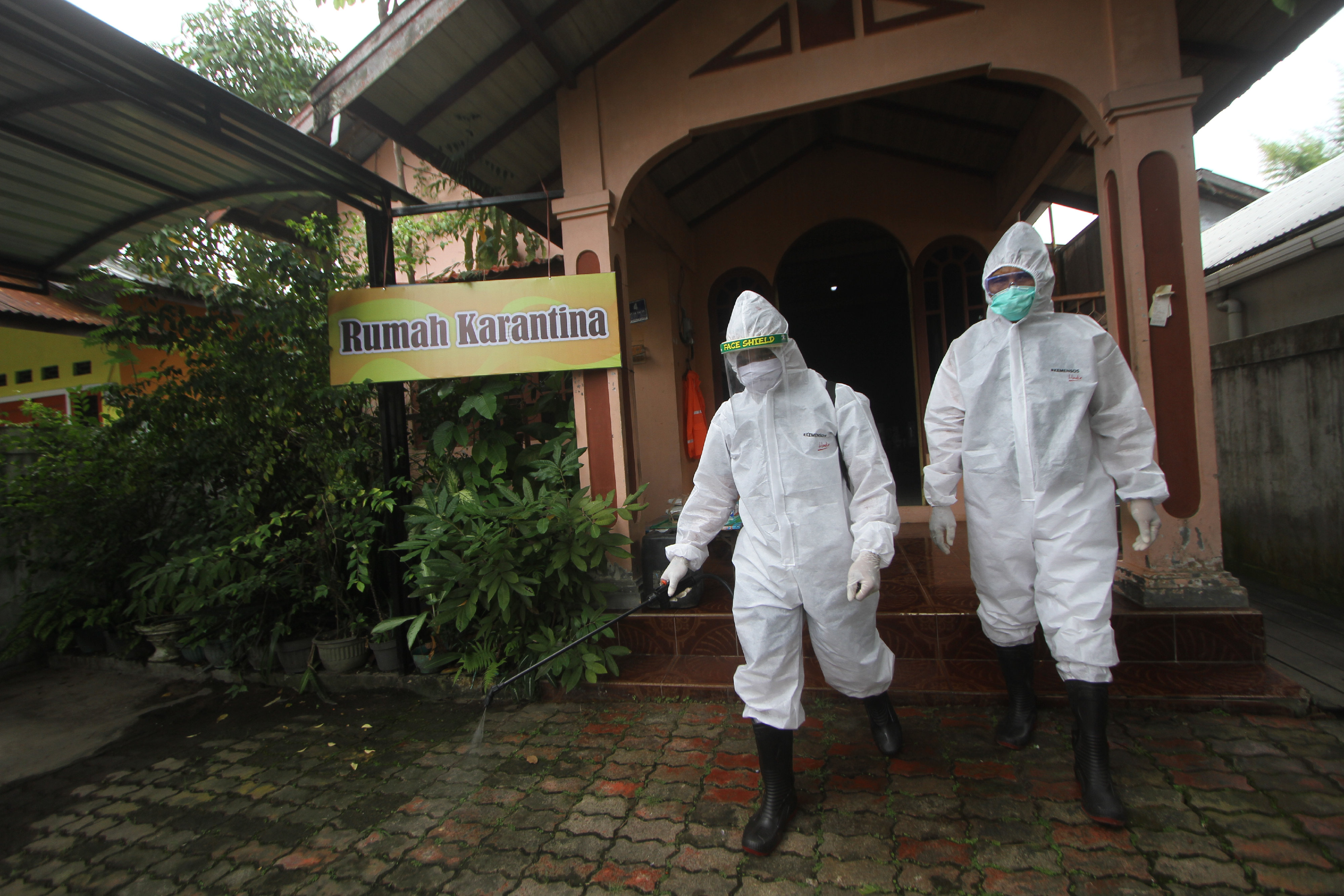 Relawan menyemprotkan disinfektan di halaman rumah karantina Kampung Tangguh Banua Kelurahan Teluk Dalam Banjarmasin, Rabu (17/6/2020)