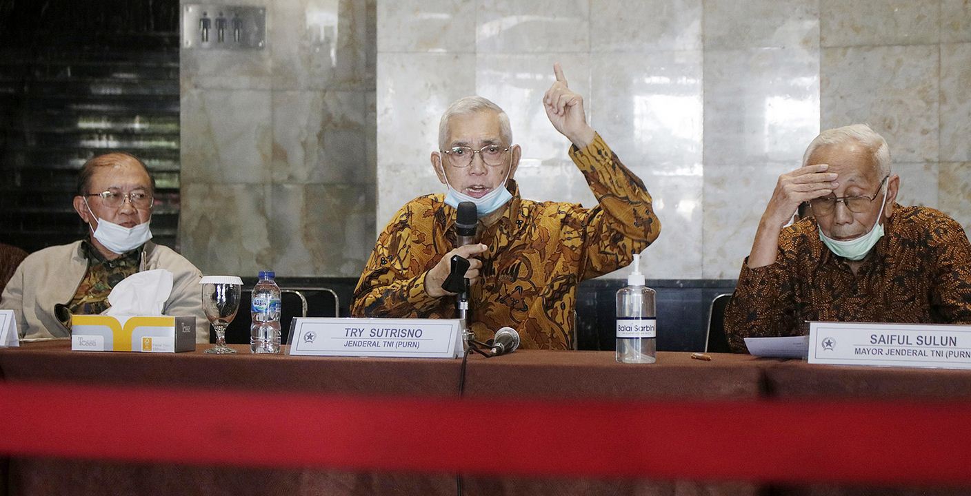 Wakil Presiden ke-6 RI Try Sutrisno (tengah) memberikan pernyataan sikap terhadap RUU HIP di Jakarta, Jumat (12/6/2020).