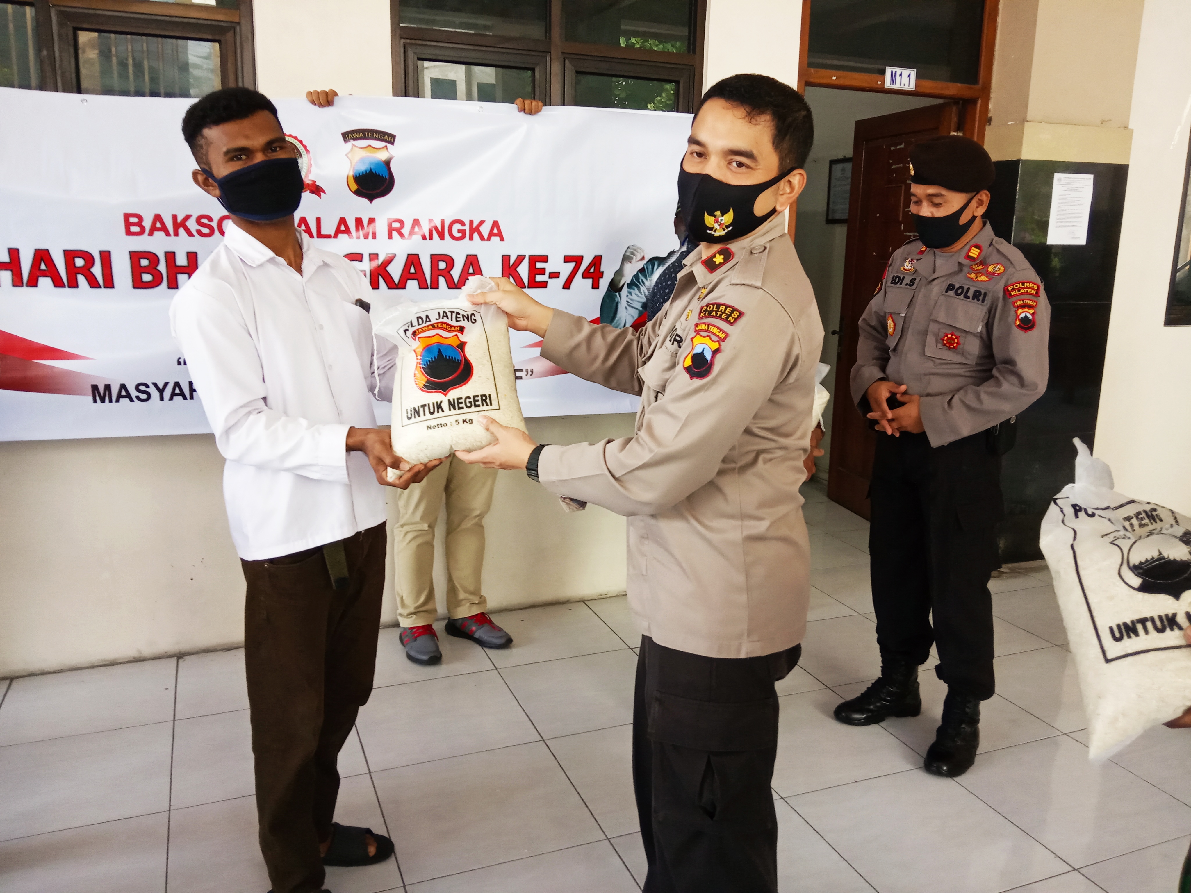 Bantuan paket beras 5 kg untuk mahasiswa asal Papua di Klaten dalam rangka HUT Bhayangkara ke 74, Jumat (19/6)