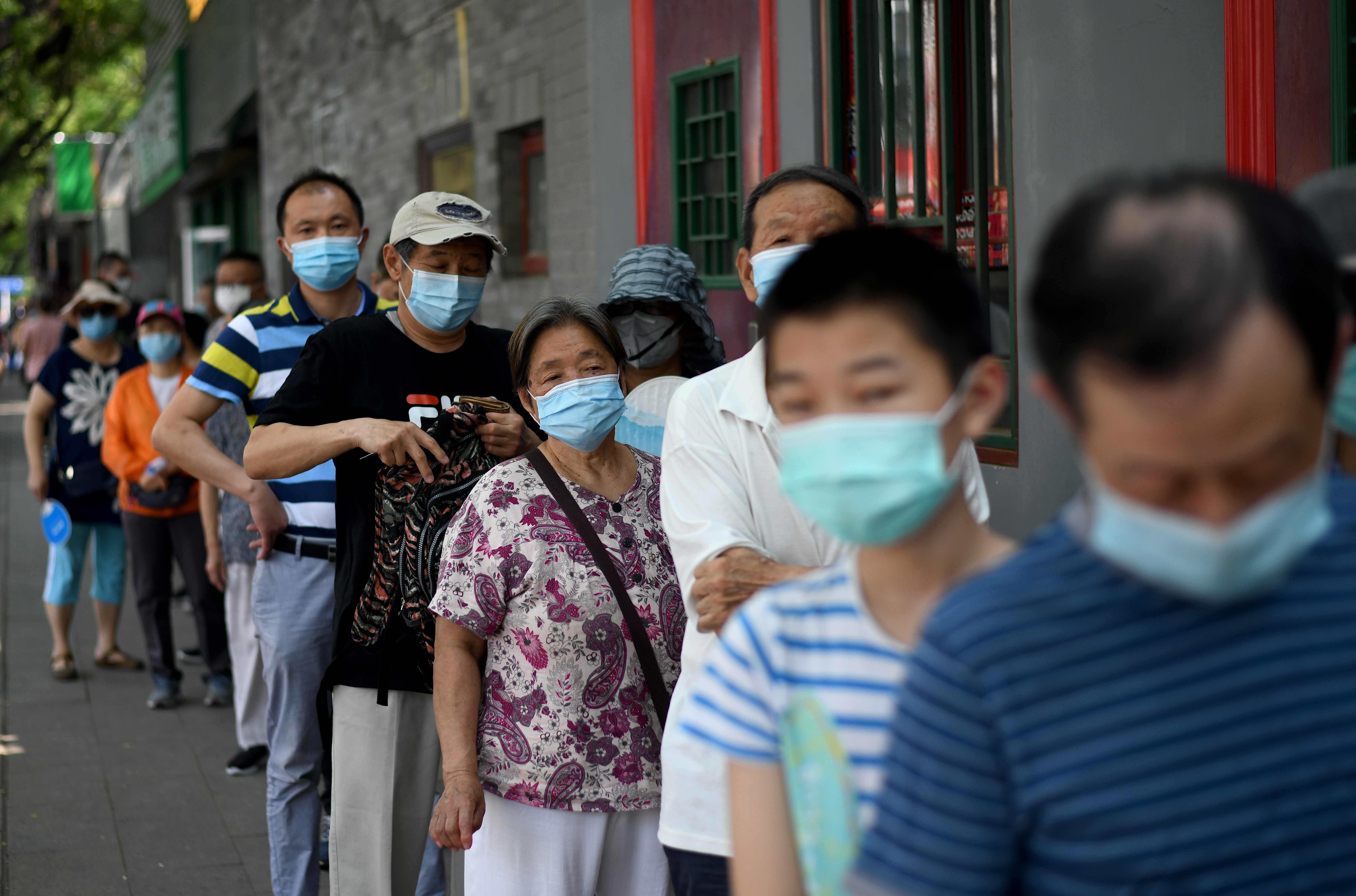 Warga Beijing antre untuk melakukan swab test secara massal pada 21 Juni 2020