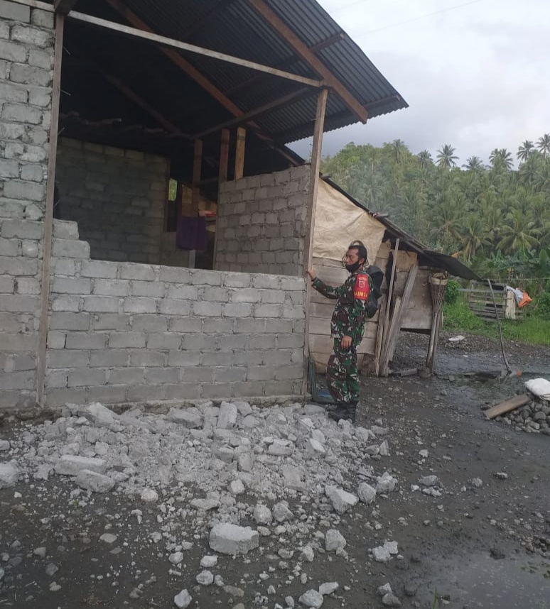Salah satu tumah di Pulau Moratai yang terdampak gempa di Maluku Utara pada Kamis (4/6) berkekuatan 7,1 SR