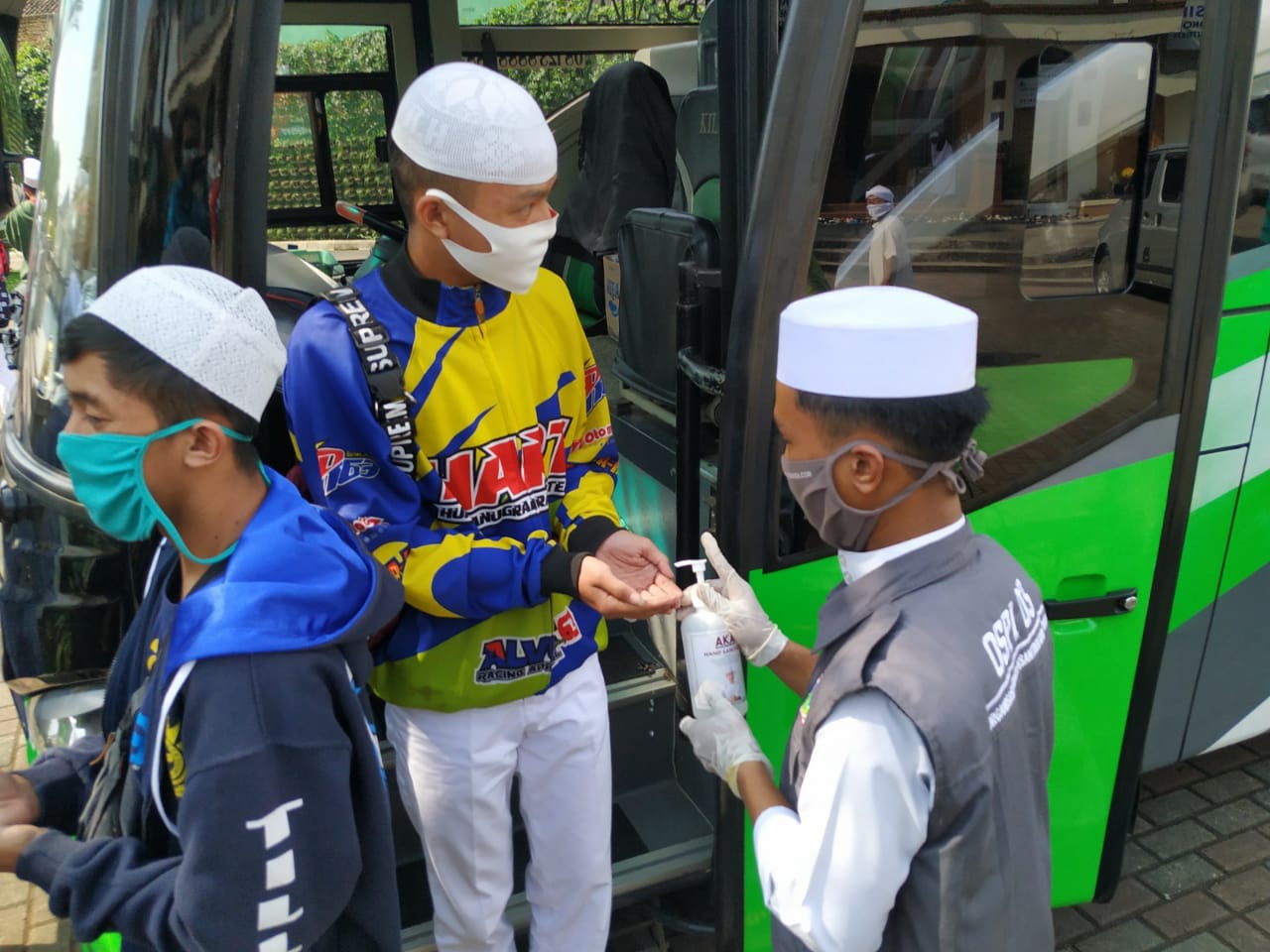 Rombongan santri dari luar daerah mulai berdatangan  ke pesantren Al-Idrisiyyah Tasikmalaya, Sabtu (13/6/2020)