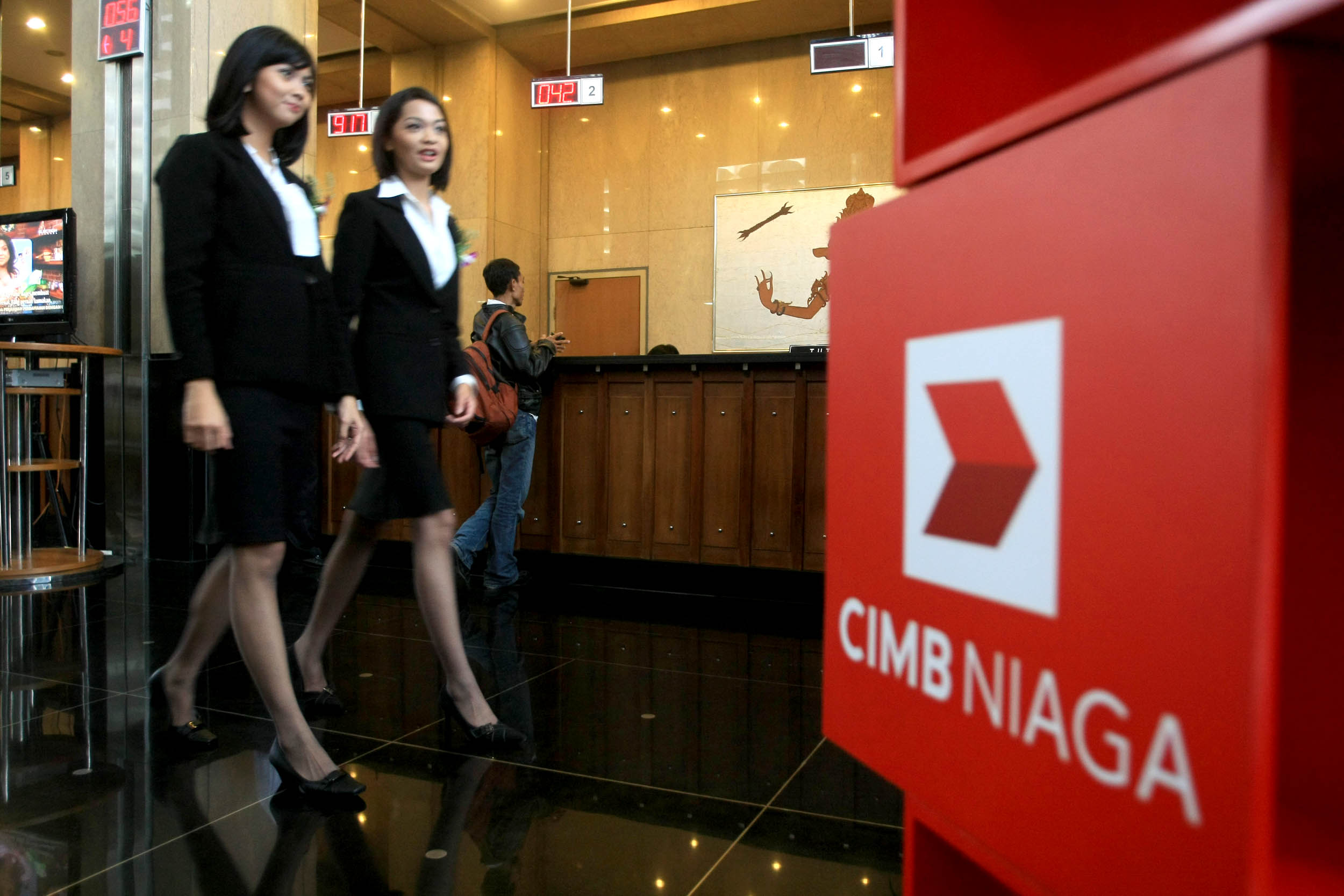 Suasana salah satu banking hall CIMB Niaga