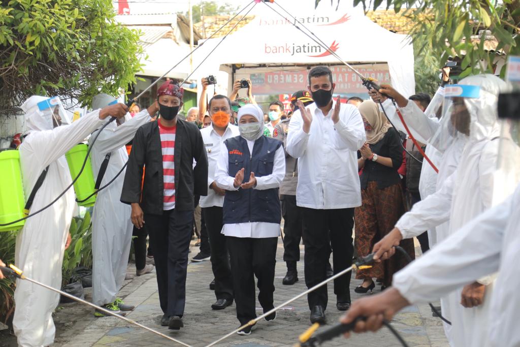 Gubernur Jatim Khofifah Indar Parawansa saat meresmikan 30 kampung tangguh di Probolinggo