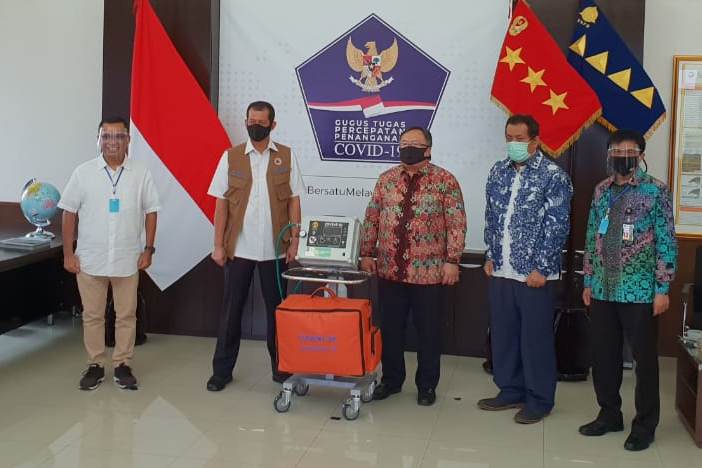 Penyerahan ventilator buatan UI kepada Kepala Badan Nasional Penanggulangan Bencana (BNPB) Doni Monardo