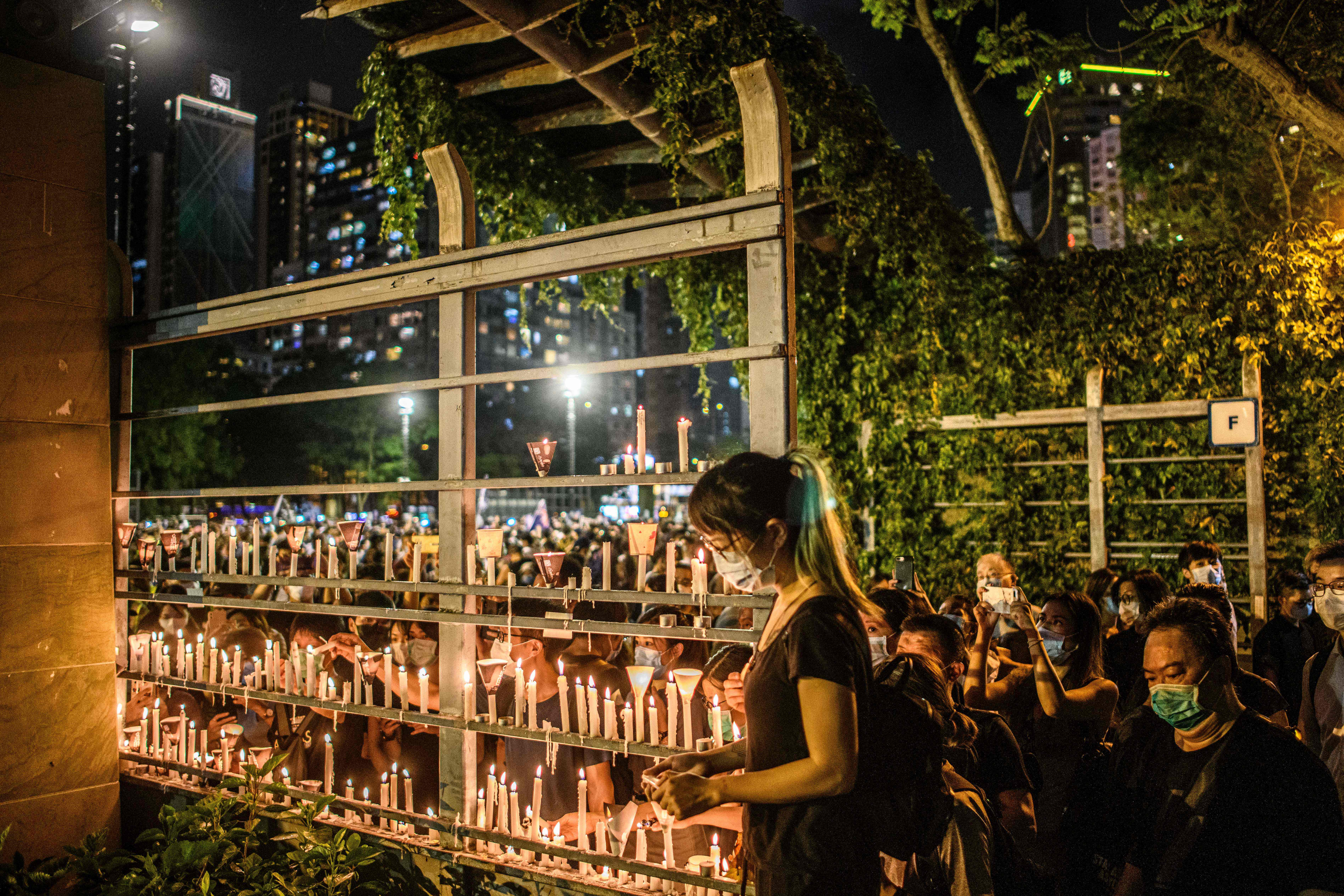 Pengunjuk rasa menyalakan lilin di Victoria Park, Hong Kong pada 4 Juni 2020 untuk memperingati tragedi di Tiananmen Square tahun 1989re