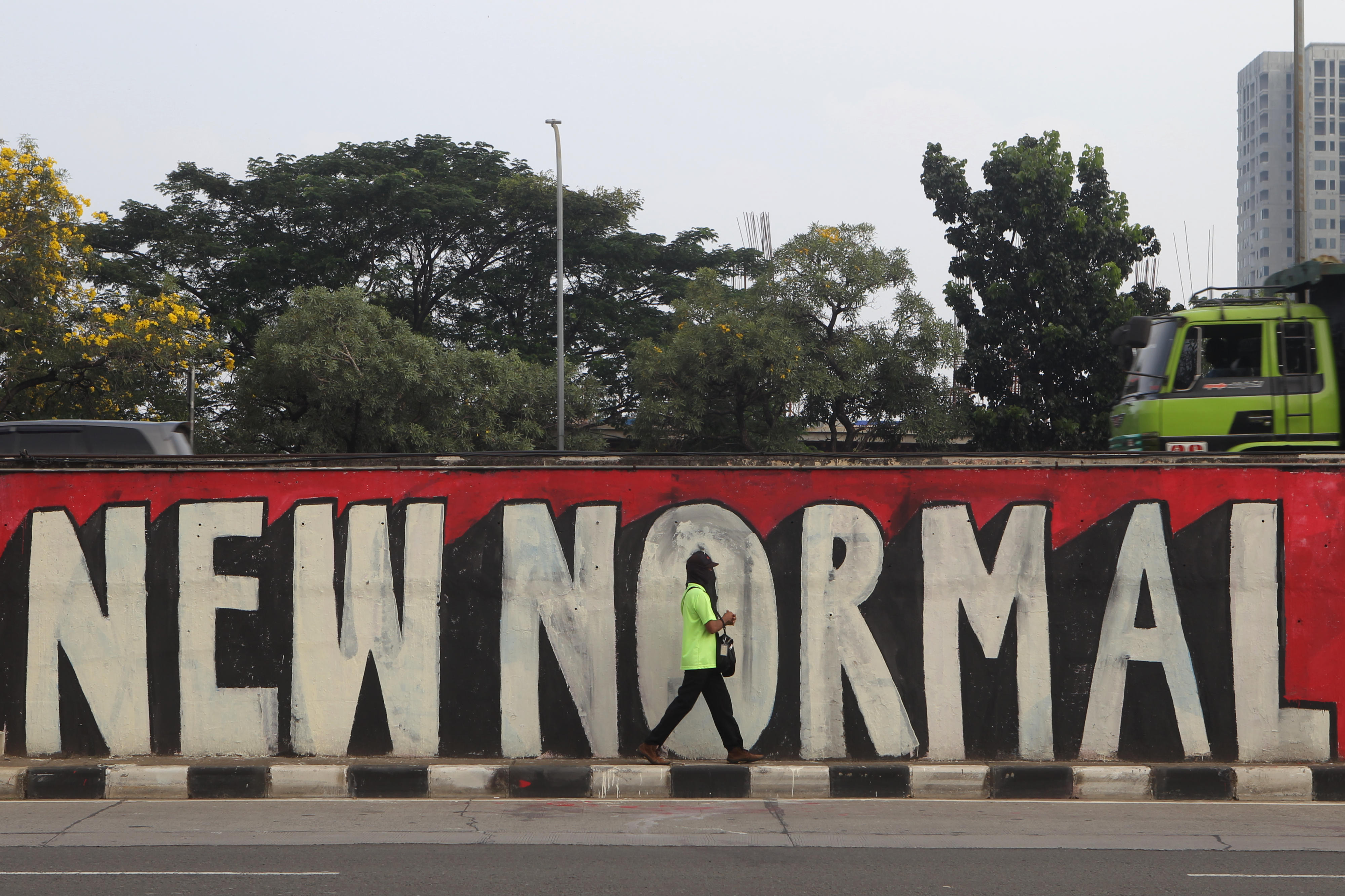 Mural bertuliskan New Normal di Jalan Tb Simatupang, Jakarta Selatan