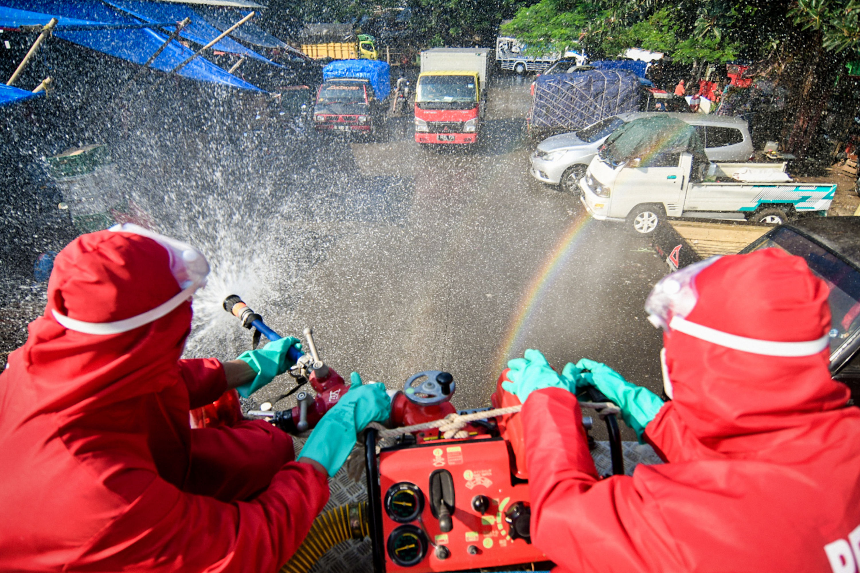 Petugas pemadam kebakaran melakukan penyemprotan disinfektan di Pasar Induk Kramat Jati, Jakarta Timur, Jumat (12/6).