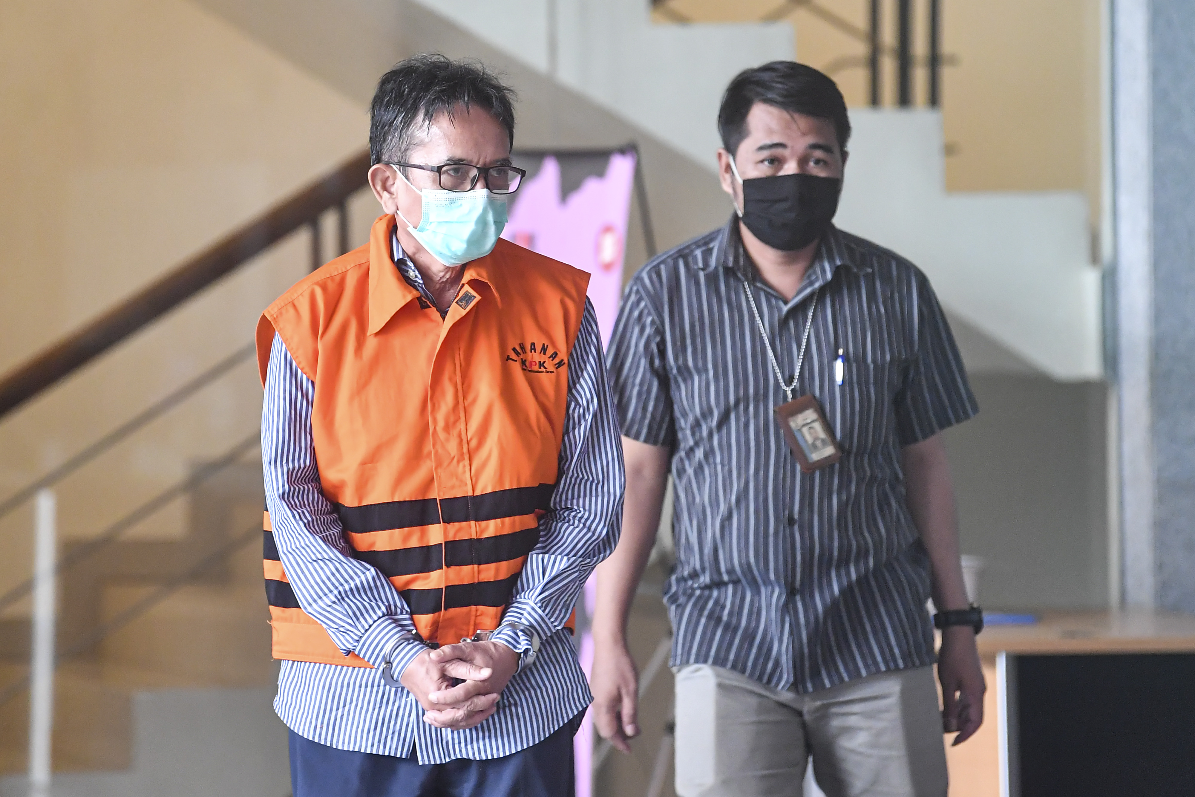 Mantan Direktur Utama PT Dirgantara Indonesia (Persero) (PTDI) Budi Santoso ditahan KPK setelah ditetapkan sebagai tersangka.