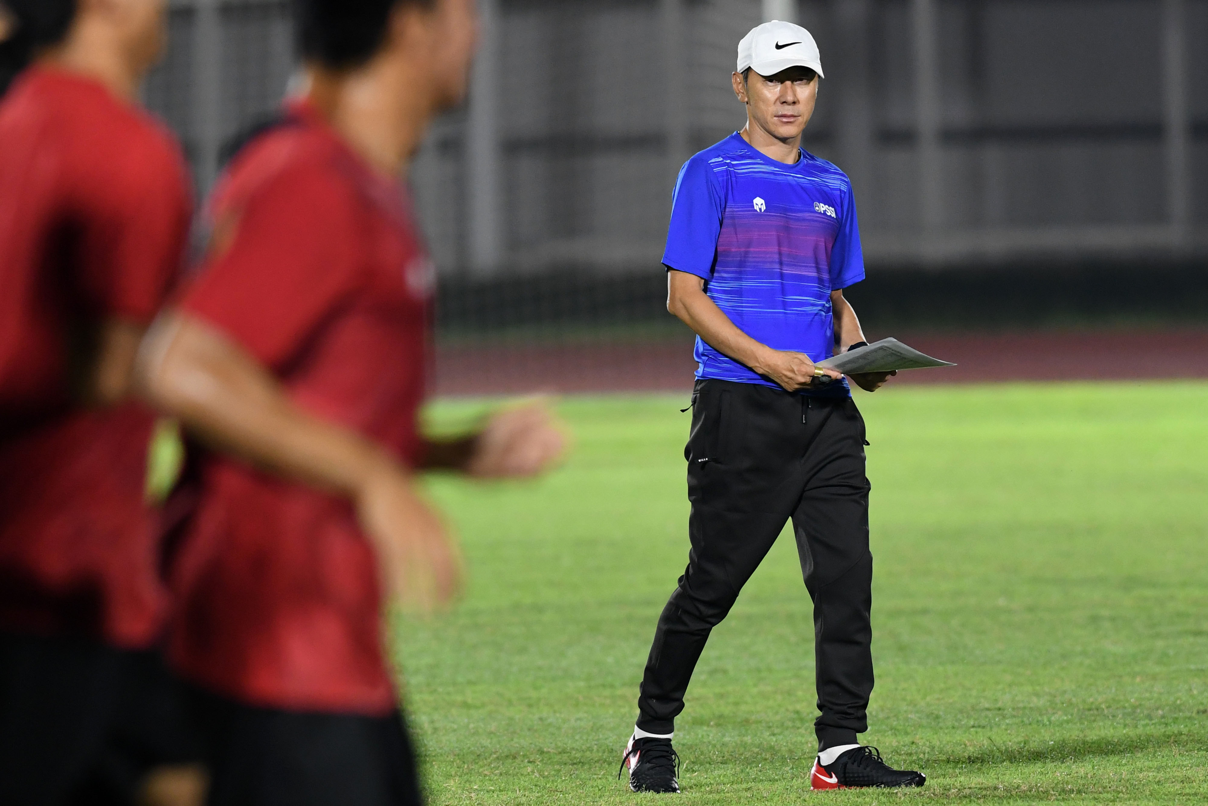 Pelatih Shin Tae-yong memimpin latihan tim nasional Indonesia di Stadion Madya.