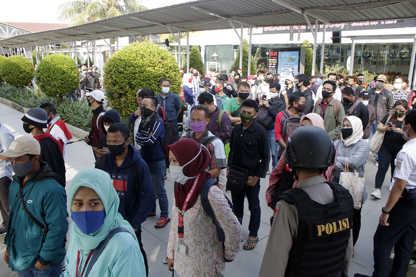 Antrean di stasiun Bogor pada 8 Juni 2020 