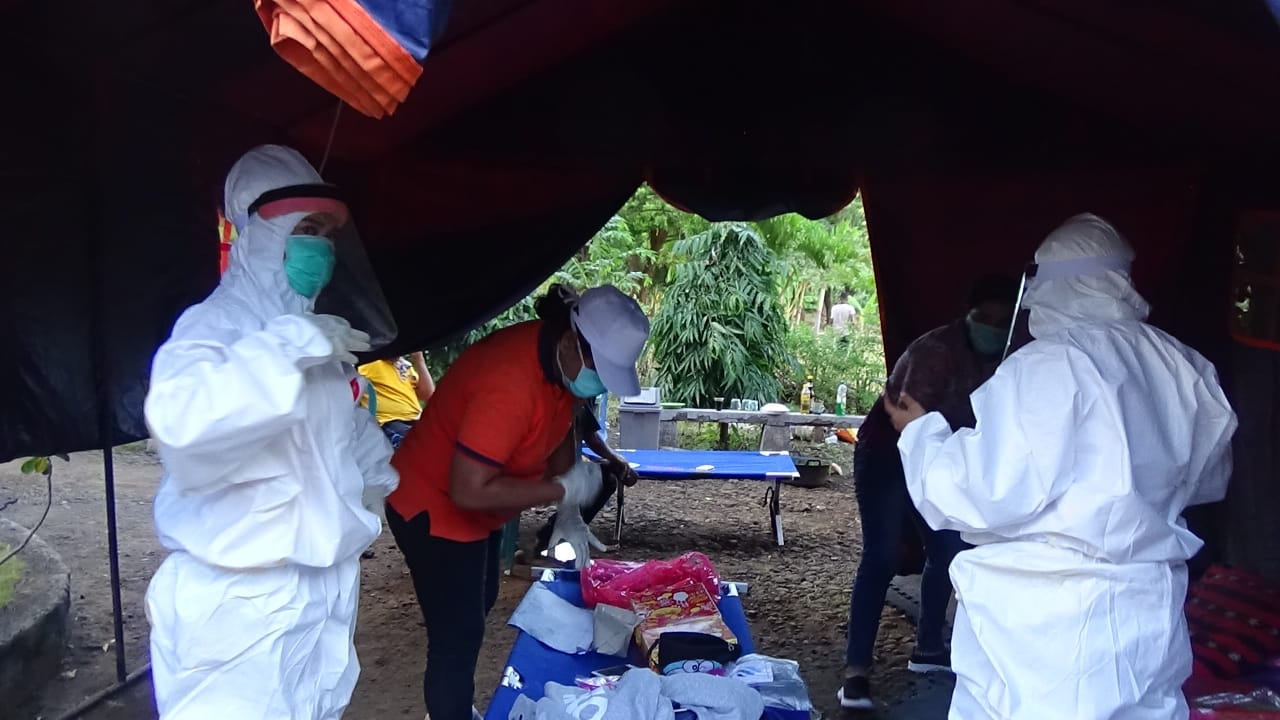 Petugas kesehatan siap melakukan rapid test untuk warga di Flores Timur, NTT