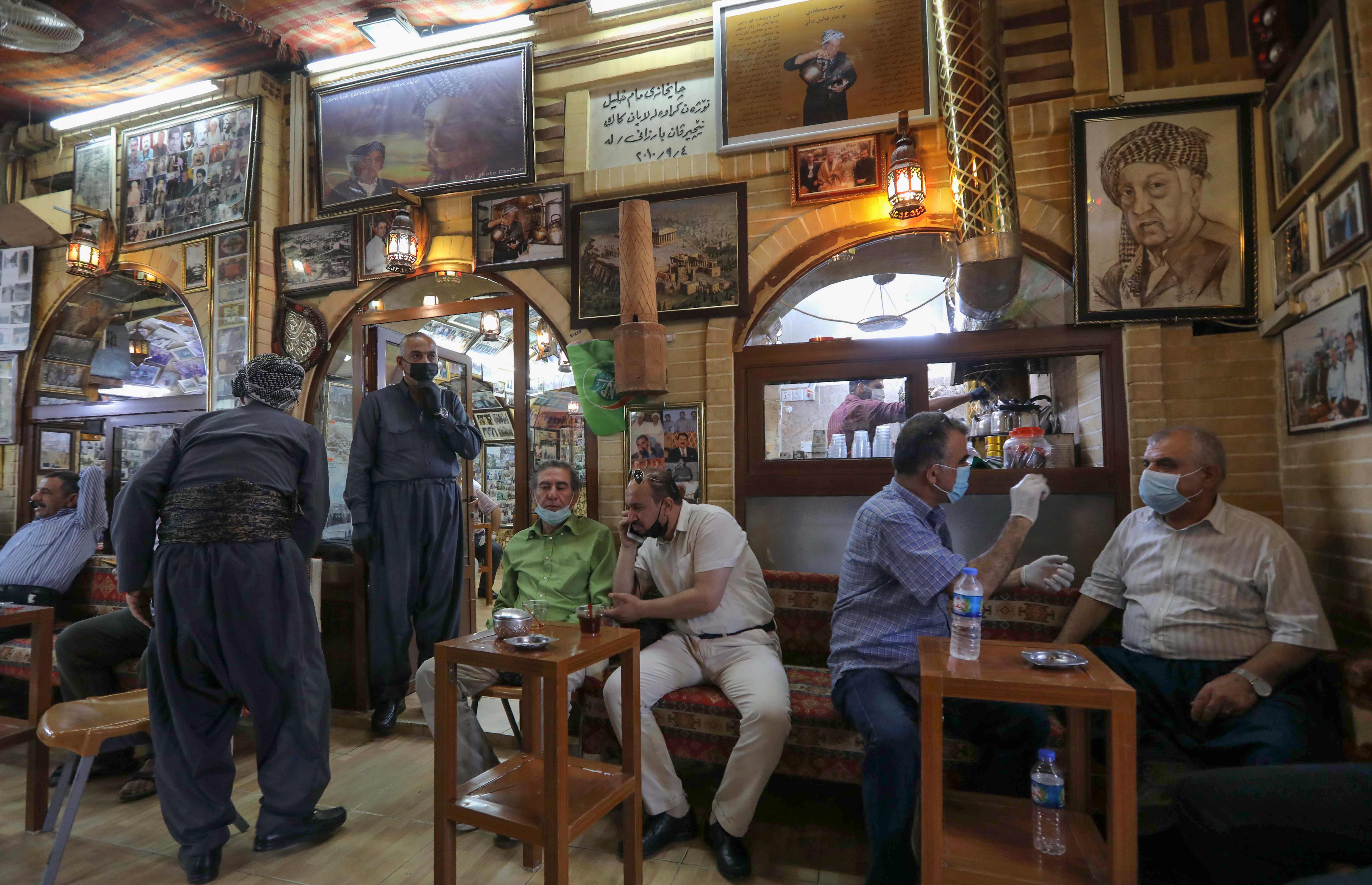 Rakyat Irak memakai masker saat bersantai di kedai kopi di Arbil pada 8 Juni 2020