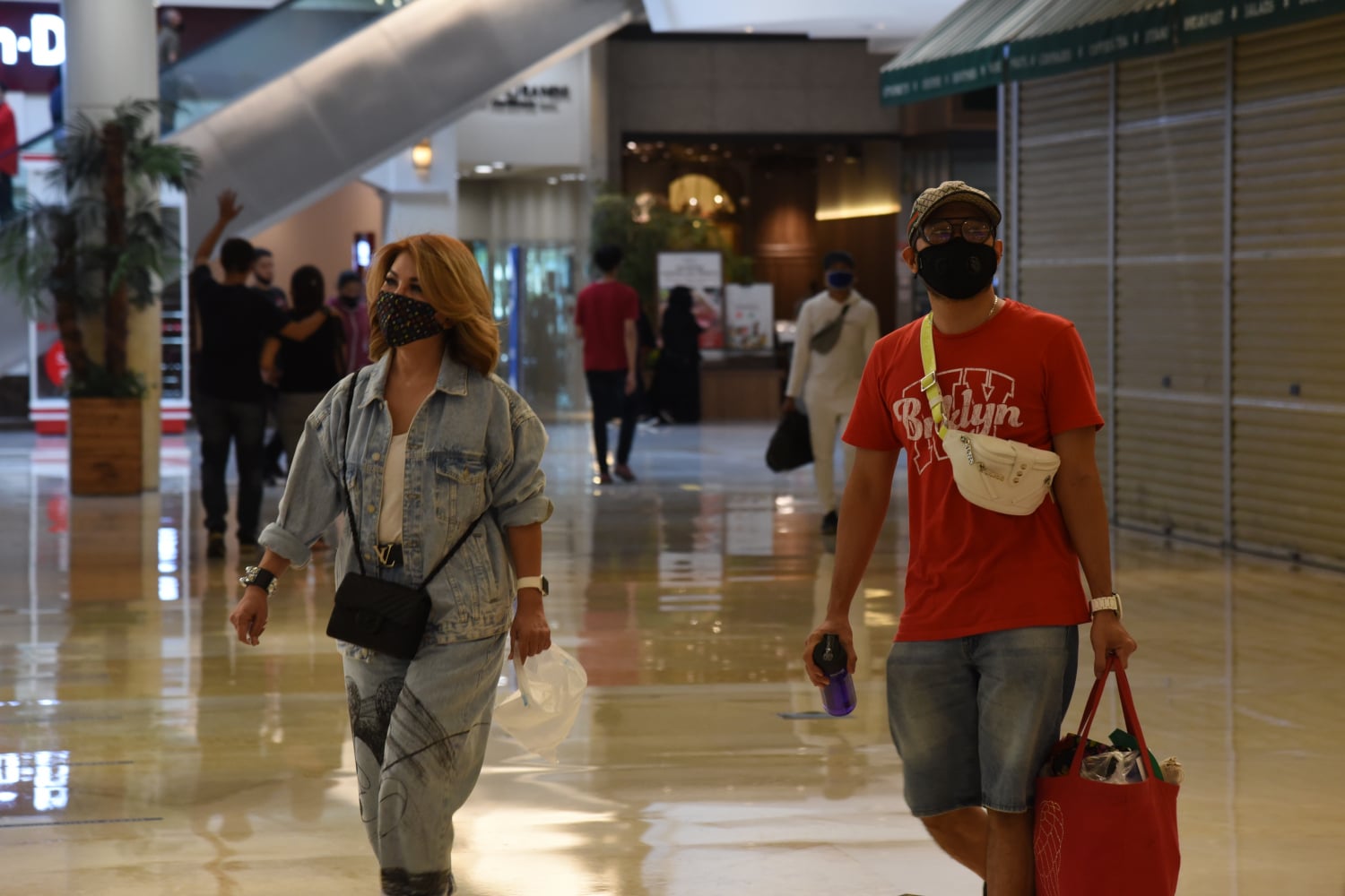  Pengunjung menggunakan masker menyambangi Mall Kota Kasablanka, Jakarta Selatan, Selasa (16/6/2020).