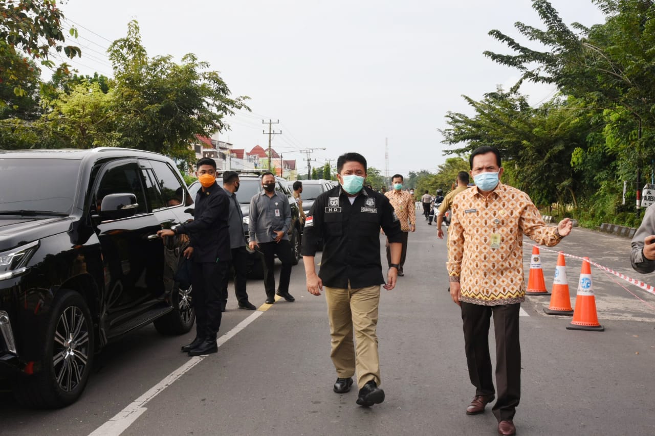 Gubernur Sumsel Herman Deru (berbaju hitam) saat meninjau pelaksanaan PSBB di Kota Prabumulih, Sumsel,  Jumat (29/5/2020)