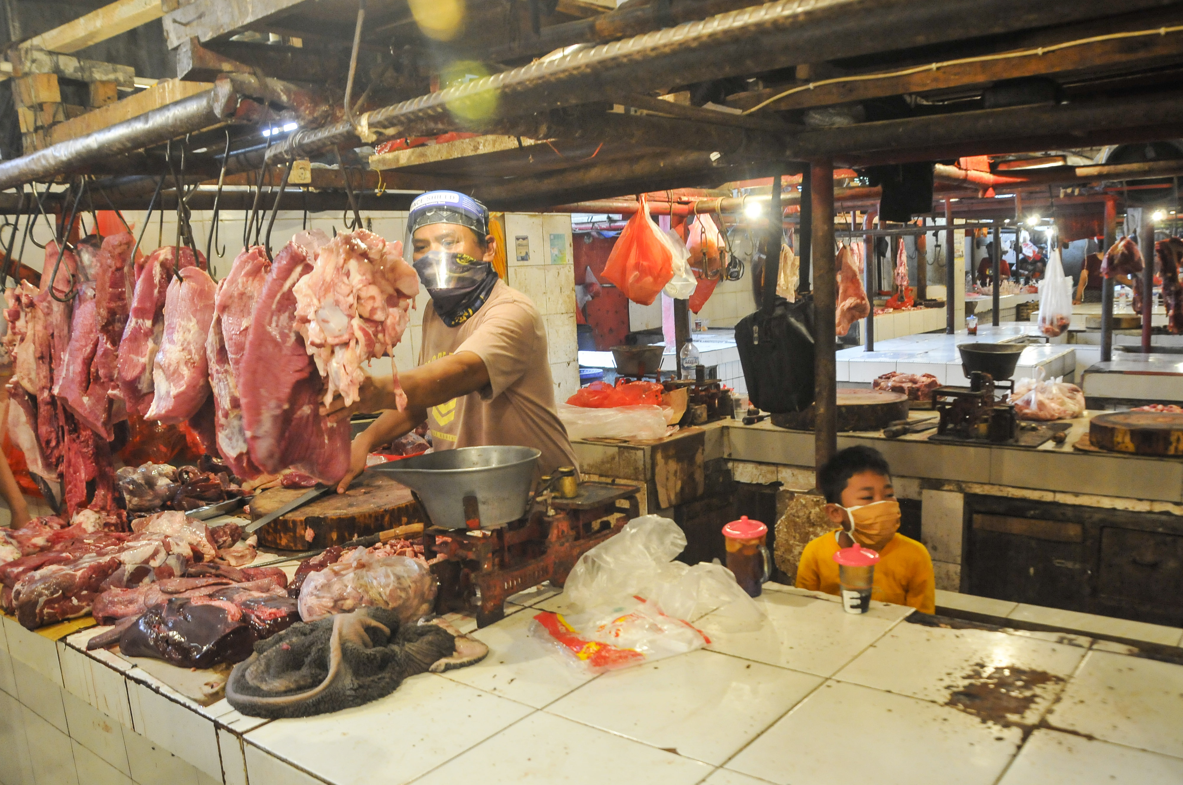 Pedagang di pasar Perumnas Klender menerapkan ganjil-genap saat berjualan mulai 15 Juni