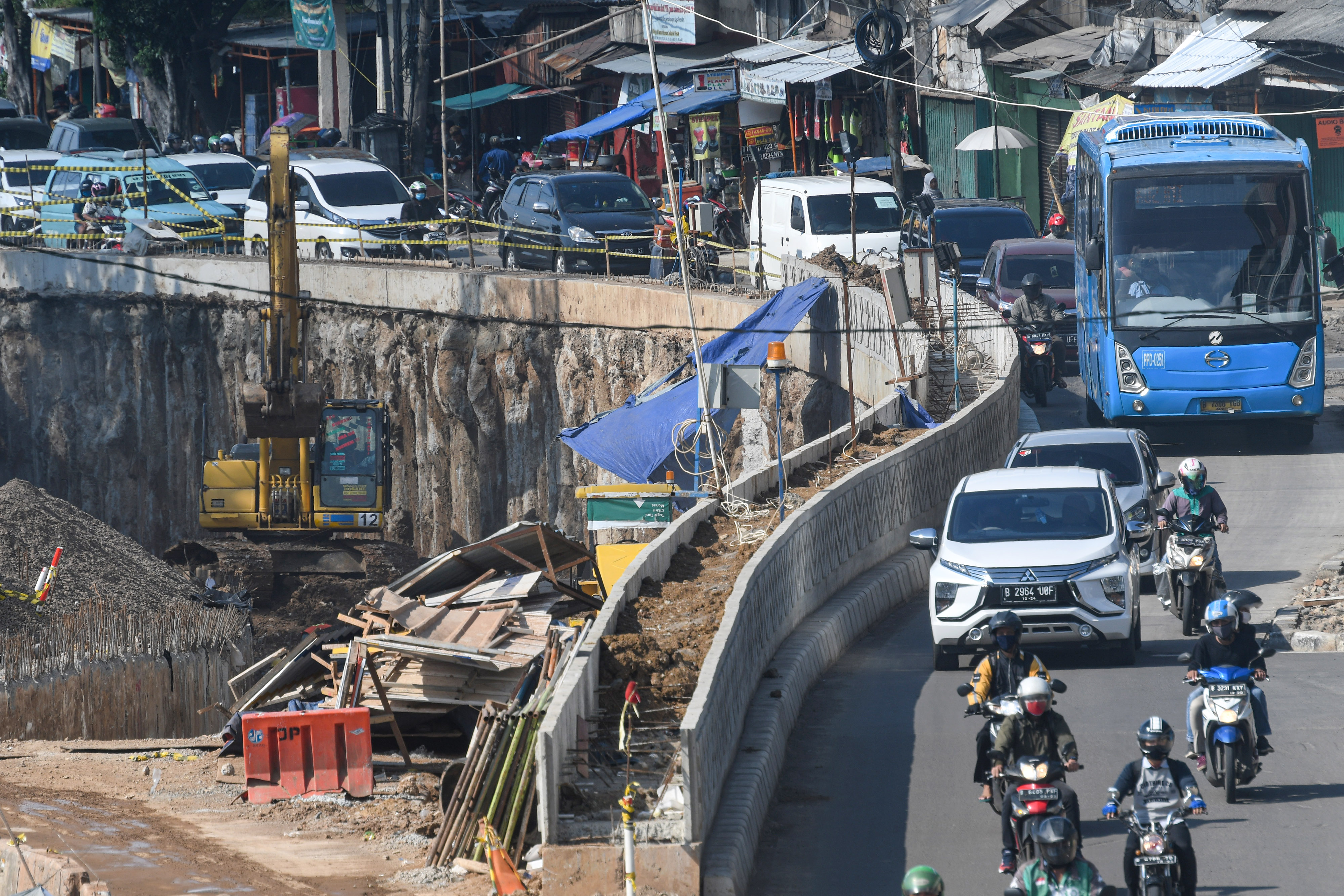 Proyek pembangunan Underpass Senen Extension di kawasan Senen, Jakarta, Minggu (3/5/2020)