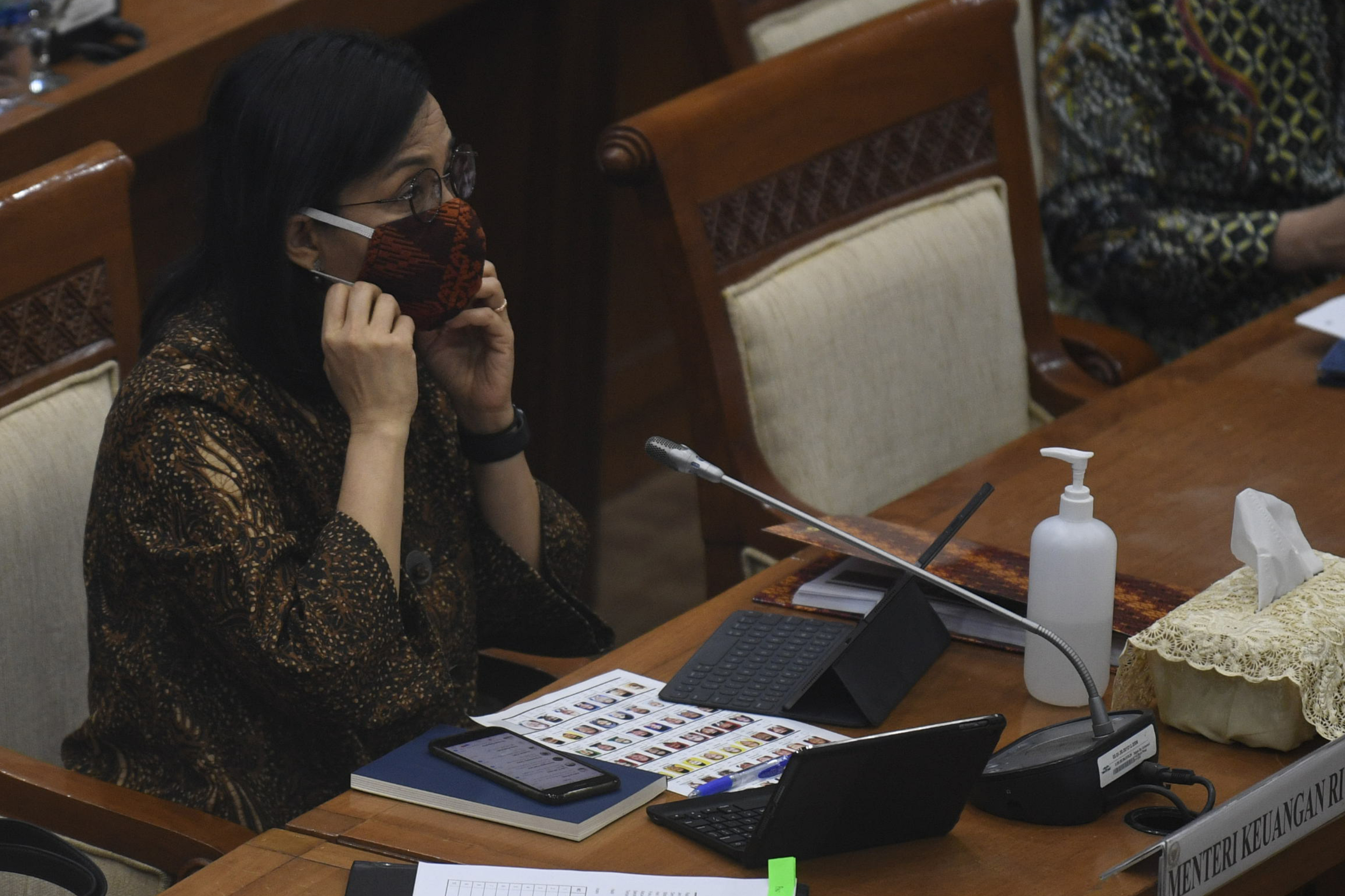 Menteri Keuangan Sri Mulyani mengikuti rapat kerja bersama Komisi XI DPR di Kompleks Parlemen Senayan, Jakarta, Senin (22/6). 
