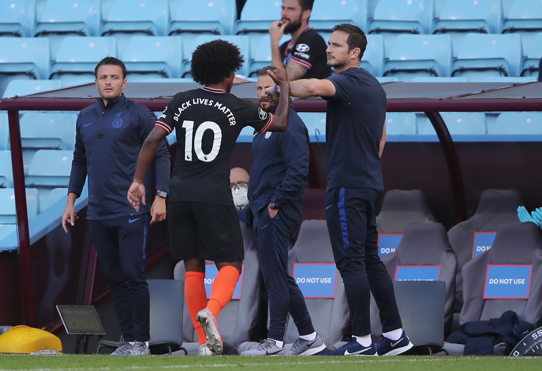Frank Lampard sedang memberi salam siku dengan Willian saat Chlesea melawan Aston Villa (21/6/2020)
