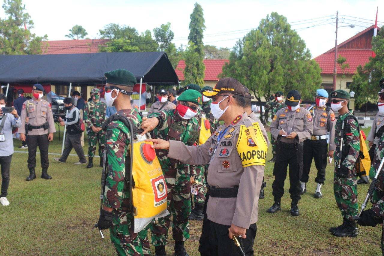 Kapolda Kalteng Irjen Pol. Dedi Prasetyo meninjau kesiapan personil dan peralatan karhutla, Rabu (17/6/2020)