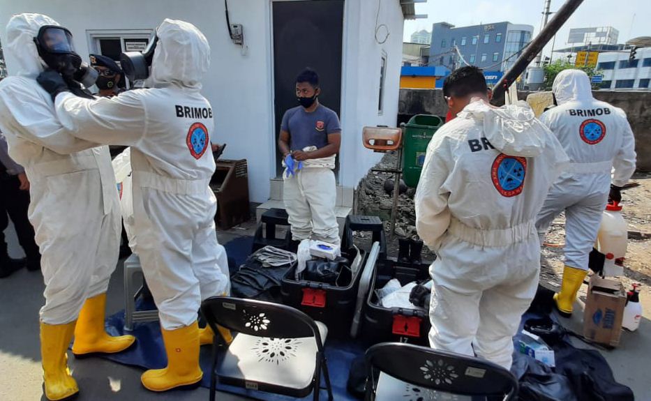 Para personel Brimob akan melakukan penyemprotan disinfektan di Kelurahan Sawah Besar, Jakarta Pusat, Rabu (10/6). 