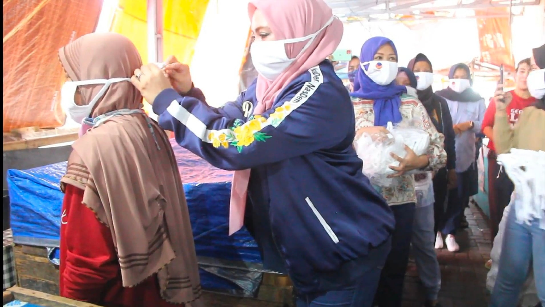 DEWAN Pengurus Pusat Partai NasDem dan  DPD NasDem Kota Ternate membagikan ribuan masker kepada pedagang di Pasar Bahari Berkesan.