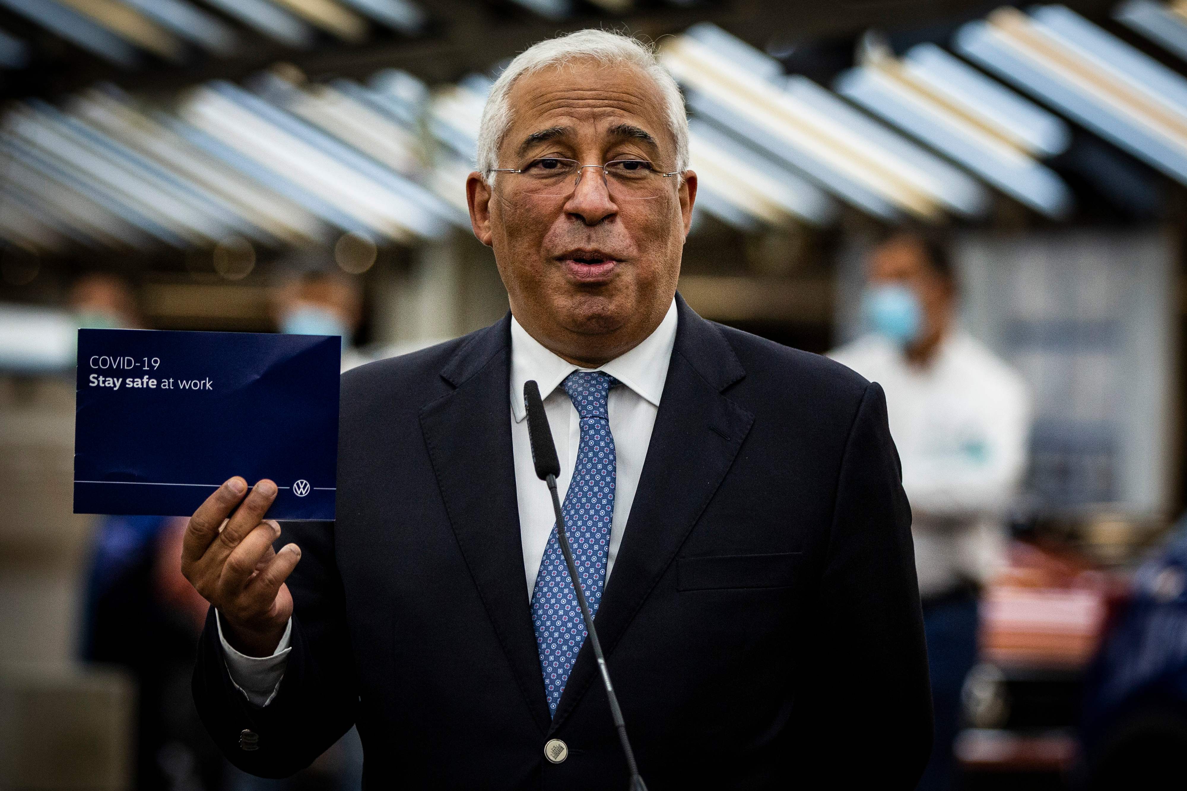 Perdana Menteri Portugal Antonio Costa saat mengunjungi pabrik Volkswagen di Palmela,