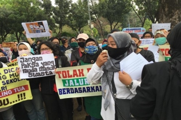 Sejumlah orang tua demo di Balai Kota menolak PPDB DKI gunakan kriteria usia. 