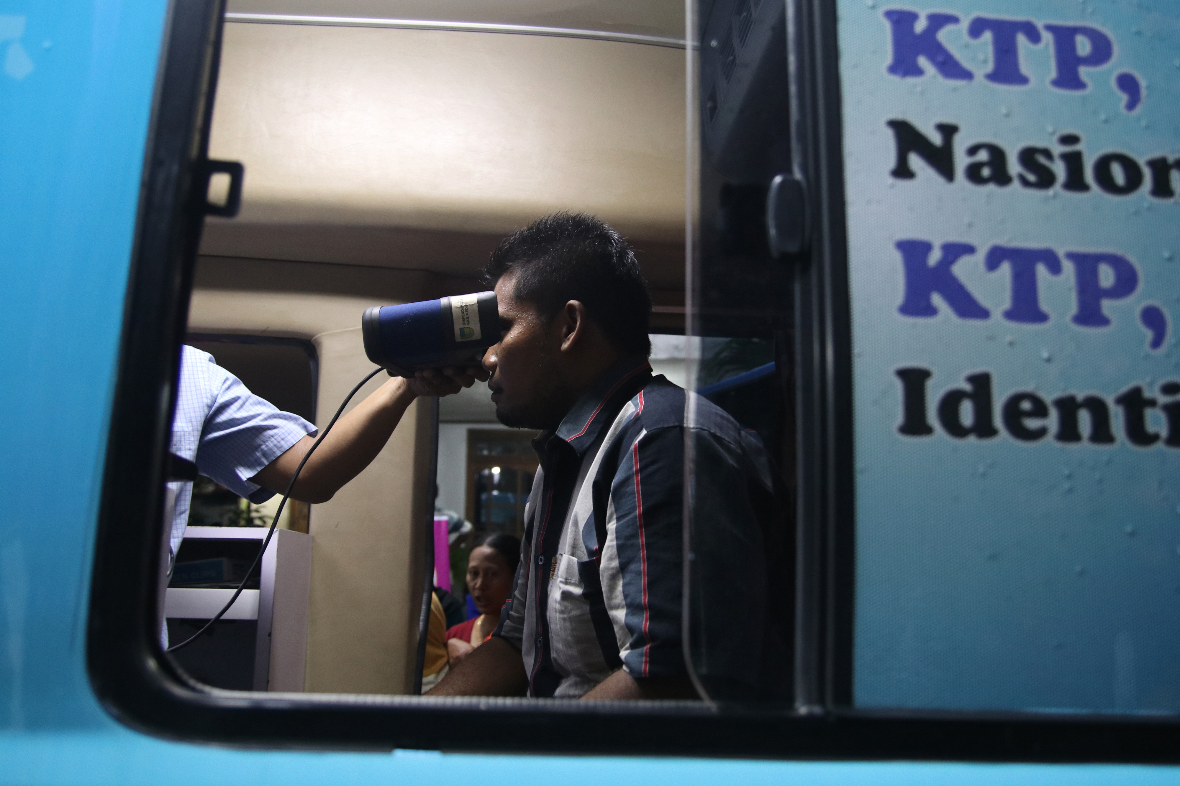 Petugas merekam data warga untuk pembuatan KTP-e di mobil layanan administrasi kependudukan.