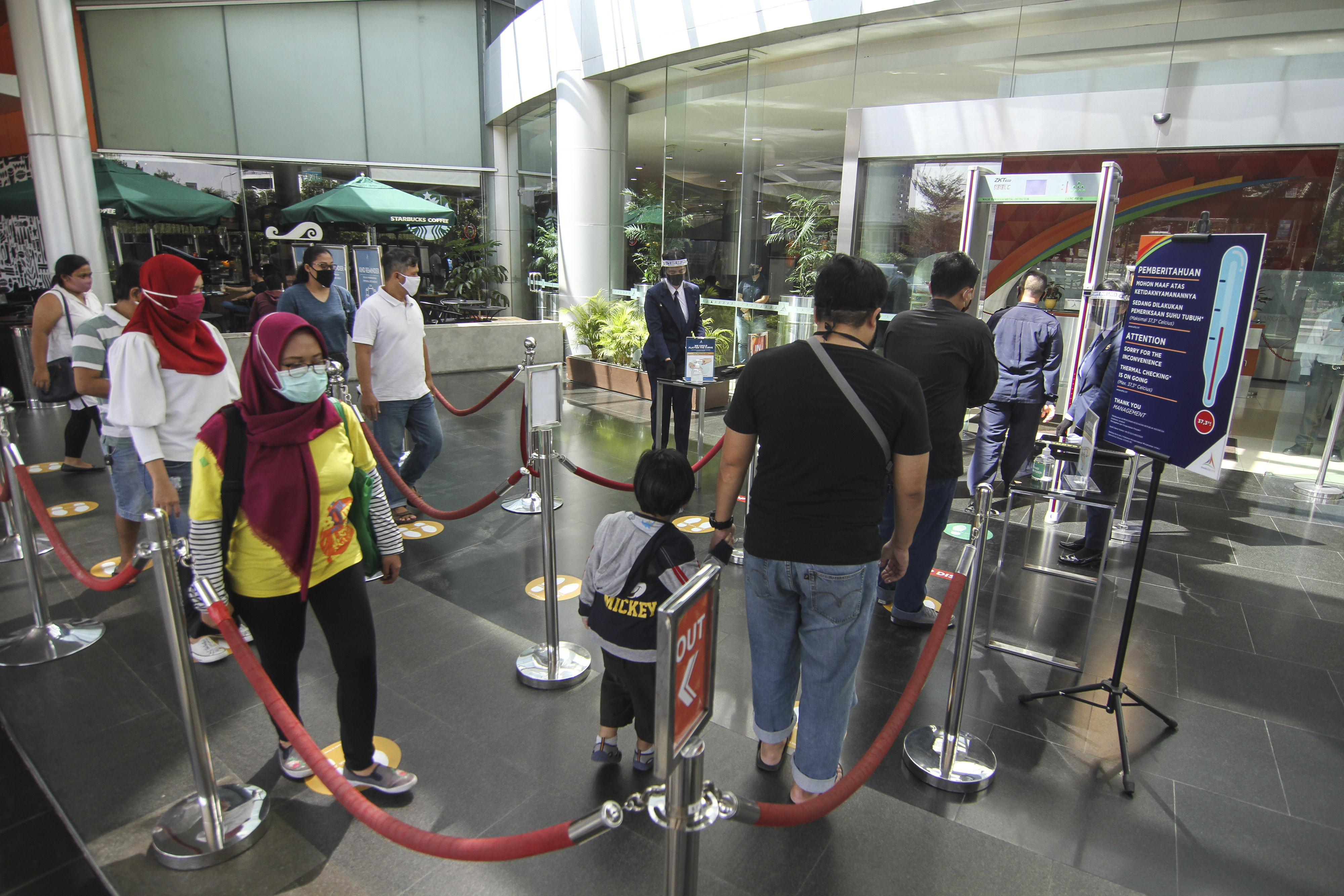 Pengunjung mengantre memasuki Mal Margocity, Depok, Jawa Barat, Rabu (17/6). 