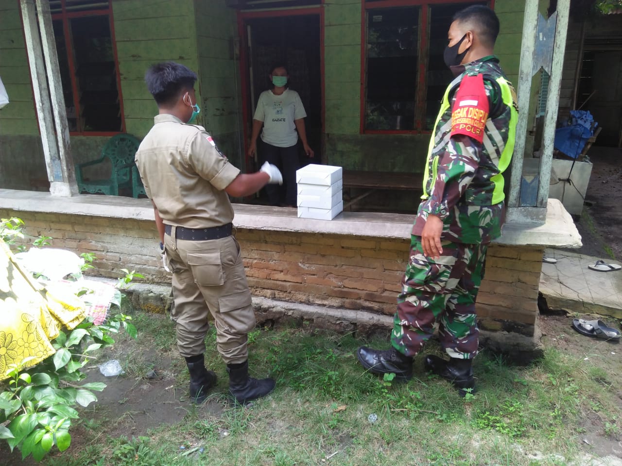 Petugas mengantarkan nasi kotak ke tiap kepala keluarga di Desa Nagori Tanjung Hataran, Kecamatan Bandar Huluan Kabupaten Simalungun