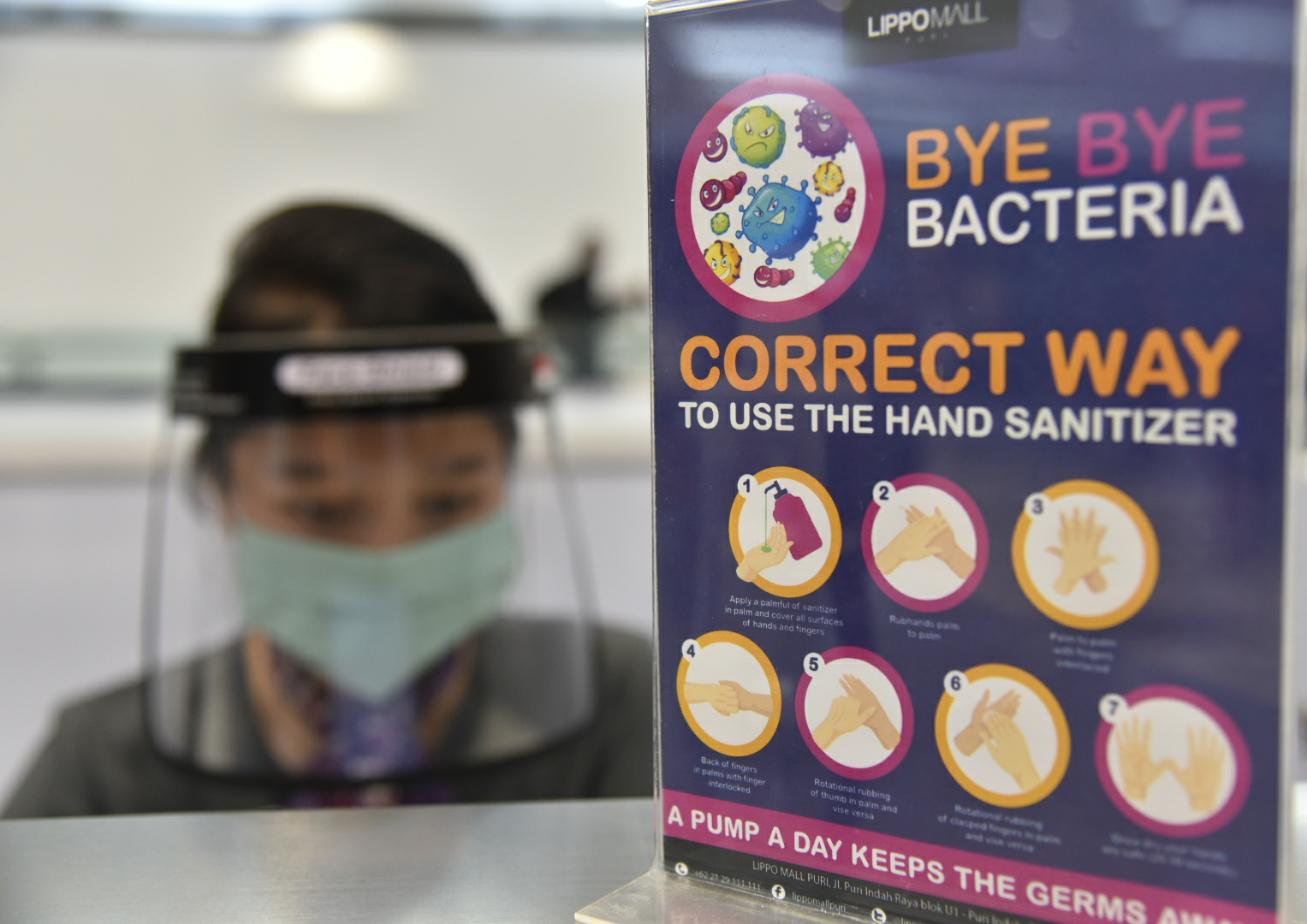 Pekerja tenant merapikan tokonya di salah satu pusat perbelanjaan dalam persiapan new normal