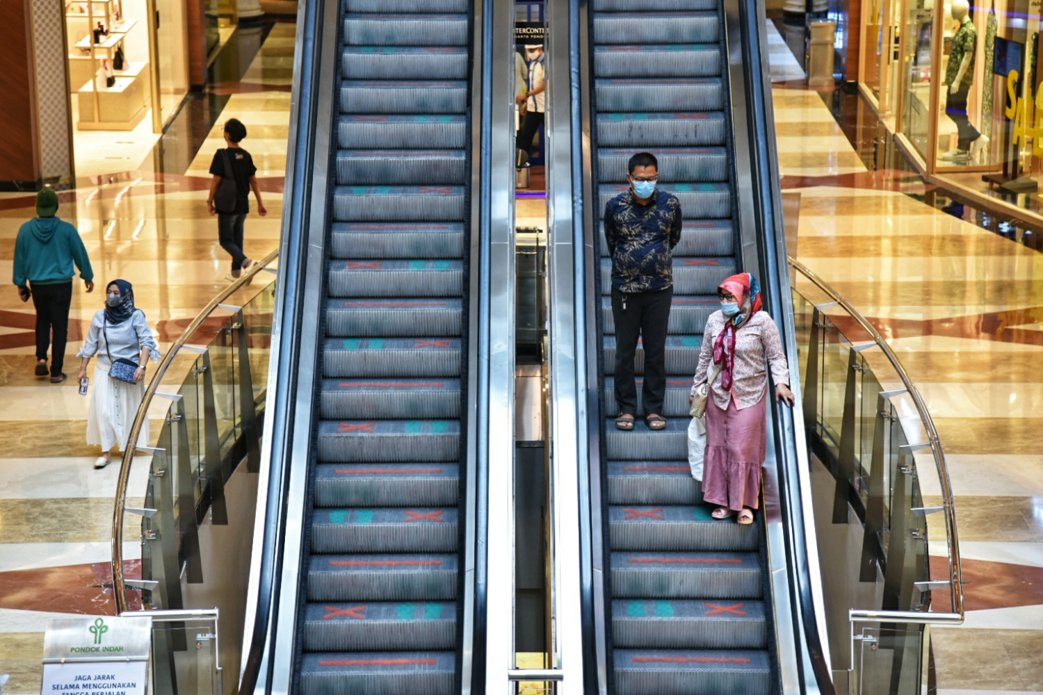 Suasana di hari pertama di Mal Pondok Indah dibuka kembali saat PSBB Transisi