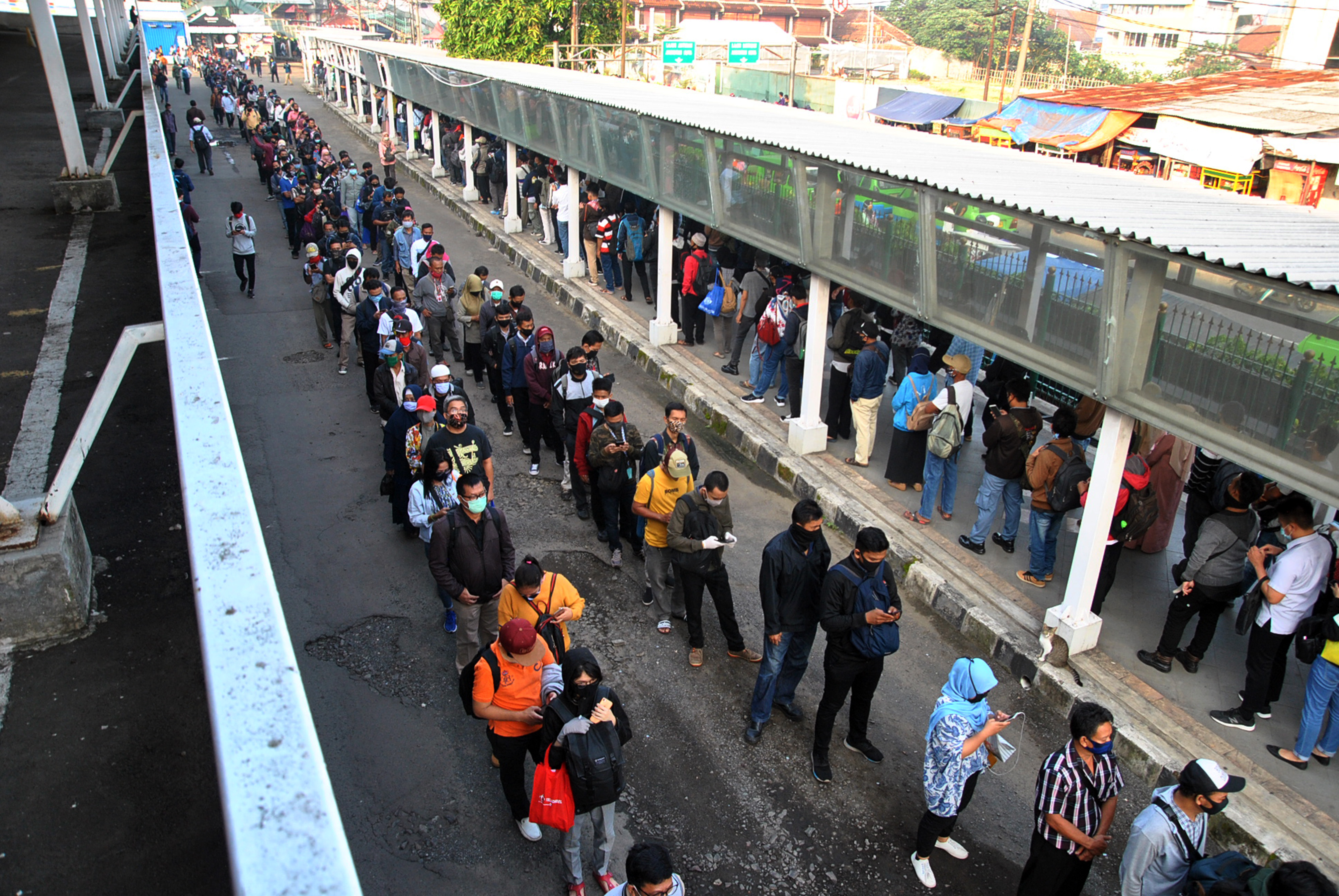  Ratusan calon penumpang KRL Commuter Line mengantre menuju pintu masuk Stasiun Bogor di Jawa Barat, Senin (8/6/2020)