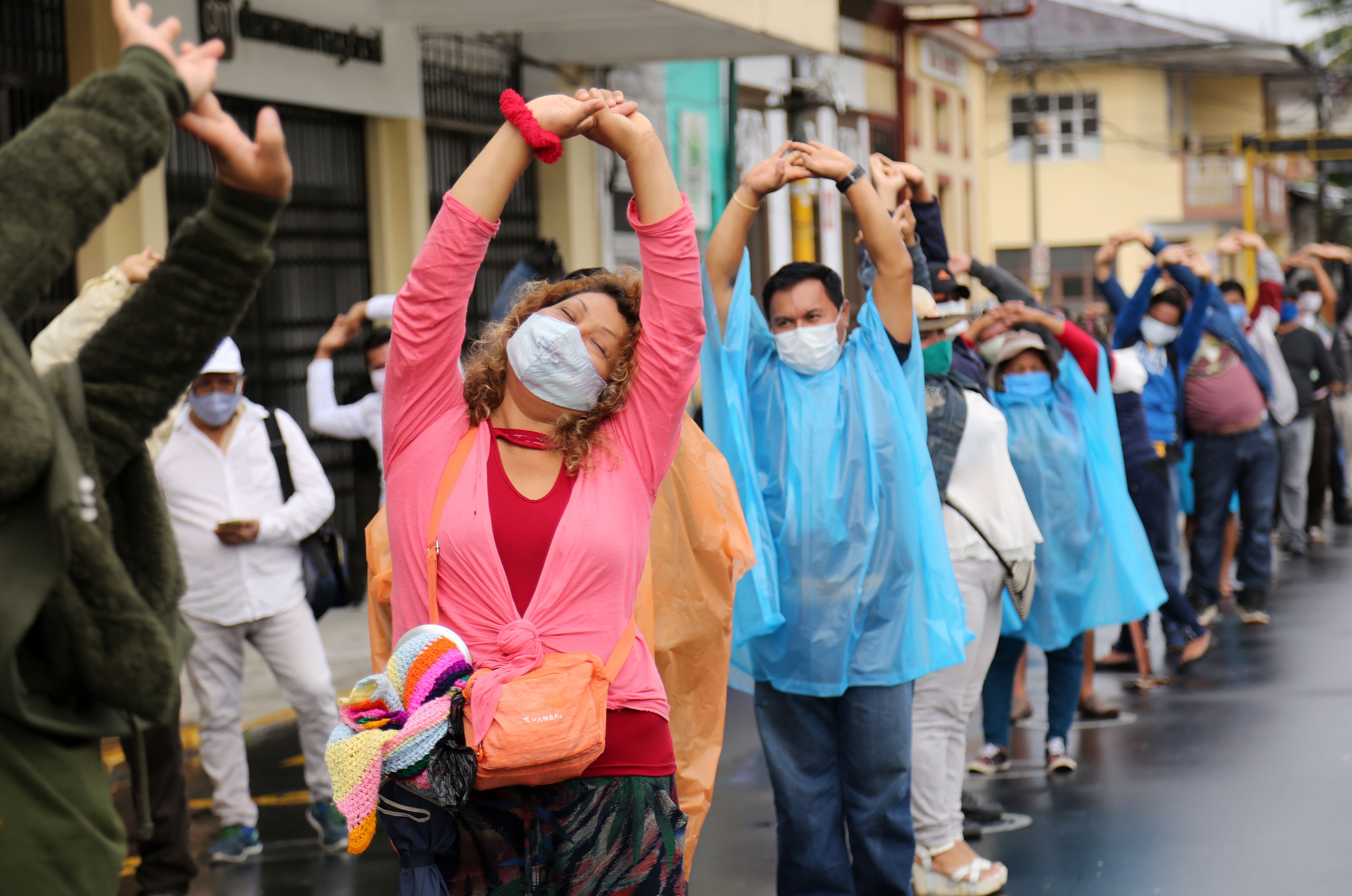 Warga antre di luar bank untuk mengambil bantuan pemerintah, di kota Iquitos, Amazon, Peru, 15 Juni 2020