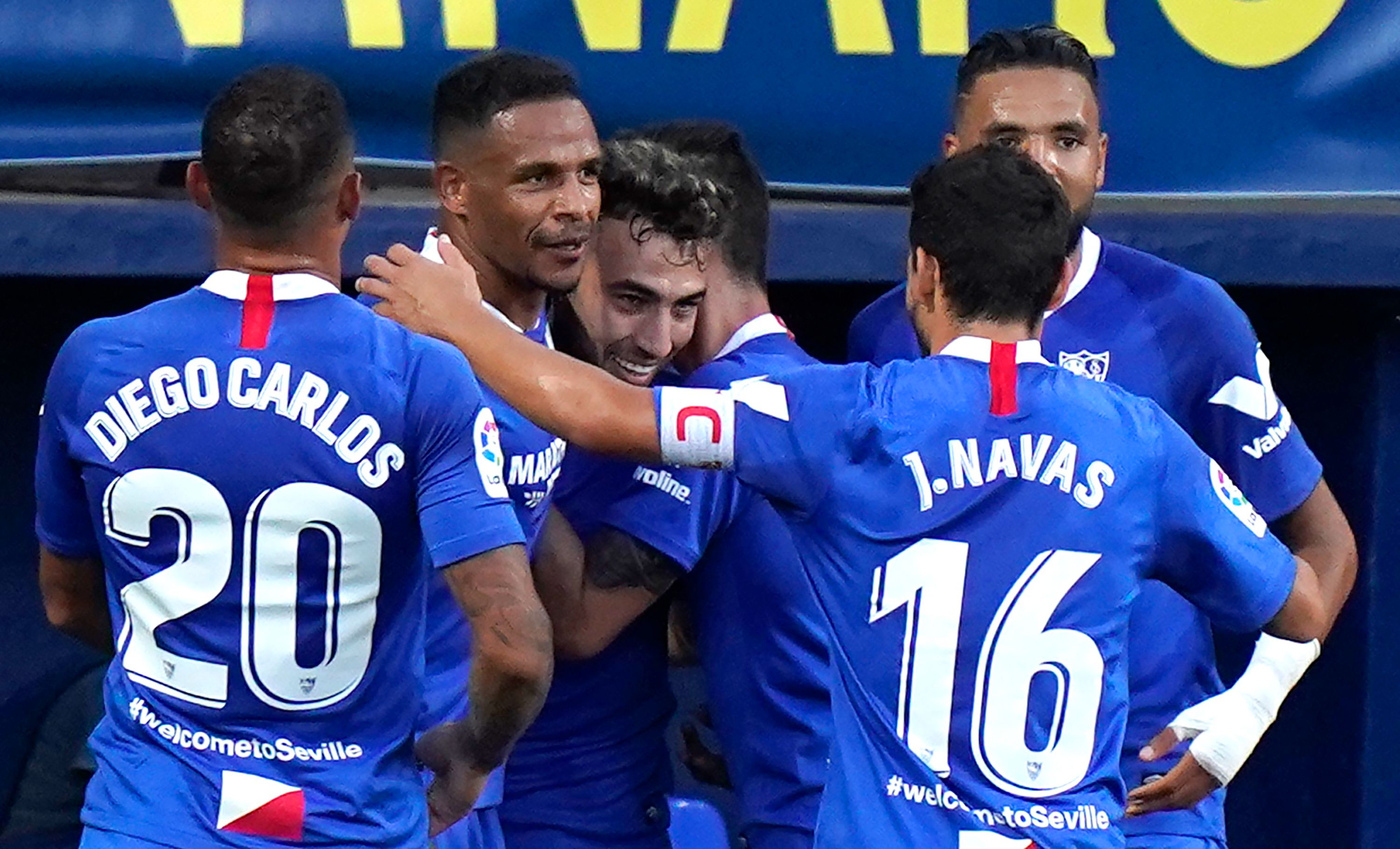 Pemain Sevilla merayakan gol yang dicetak ke gawang Villarreal dalam lanjutan La Liga, Selasa (23/6).