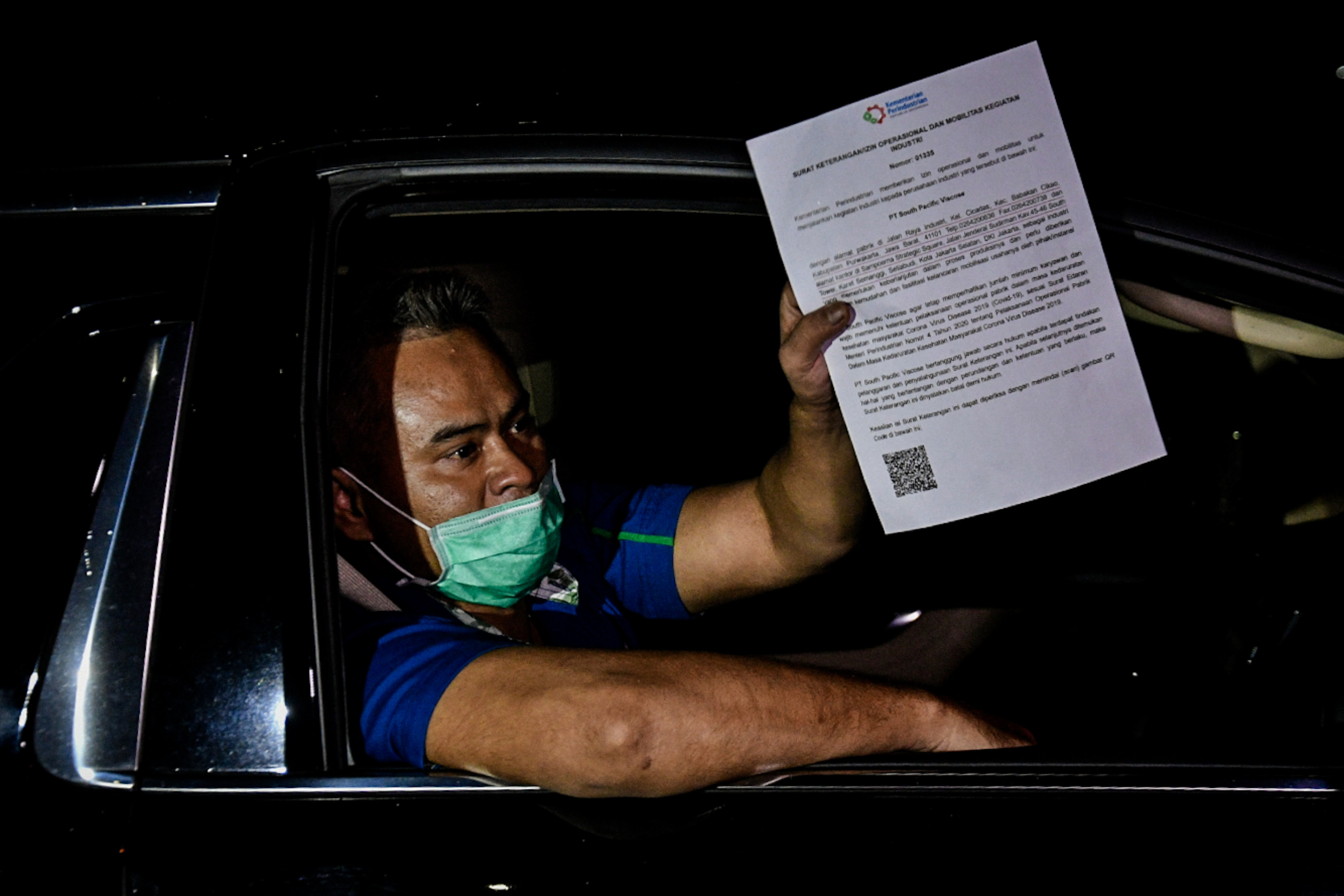 Warga menunjukkan SIKM kepada petugas di Tol Cikampek KM47 (27/5/2020)