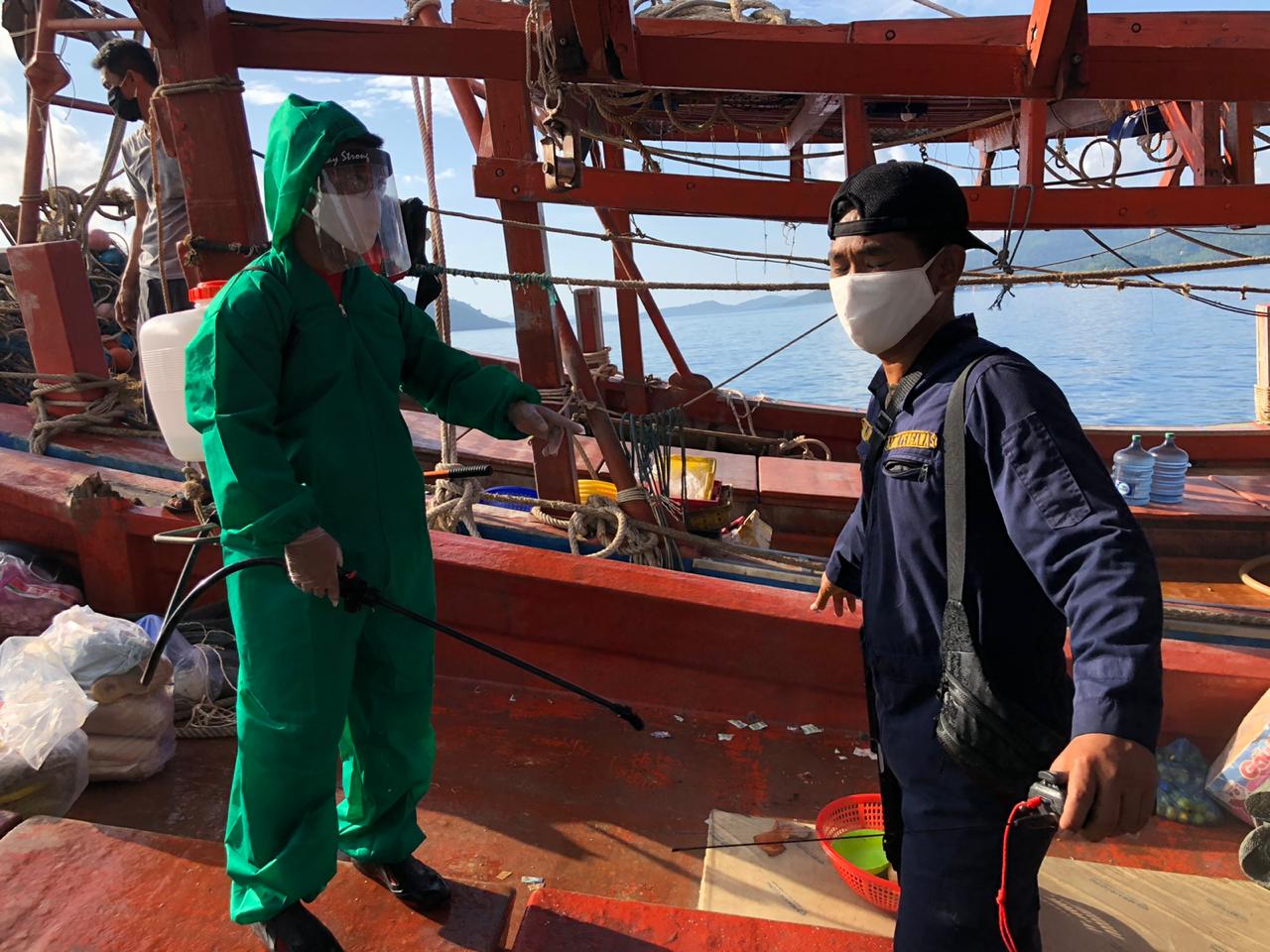 Petugas kapal patroli pengawas perikanan KKP dilengpai APD dan terapkan protokol kesehatan cegah Covid-19.