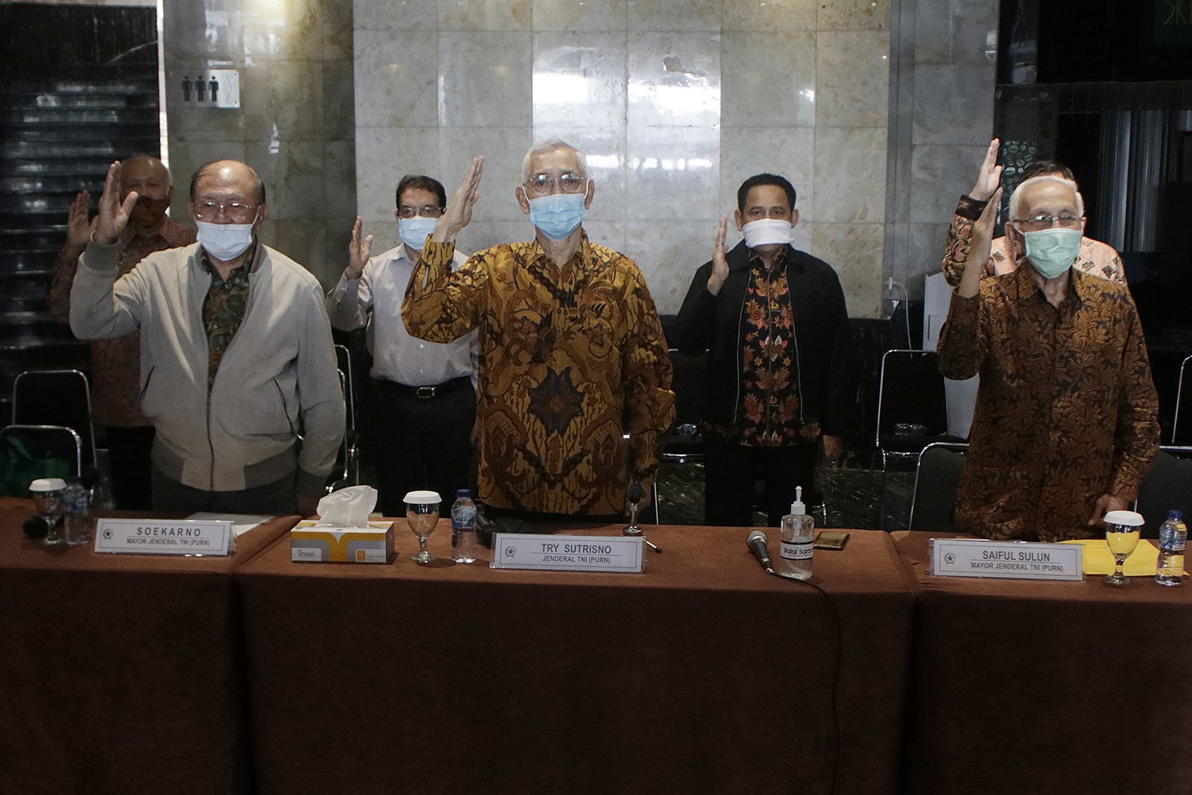 Wakil Presiden ke-6 RI Try Sutrisno (tengah) bersama  Forum komunikasi Purnawirawan TNI/Polri memberi pernyataan sikap tentang RUU HIP.