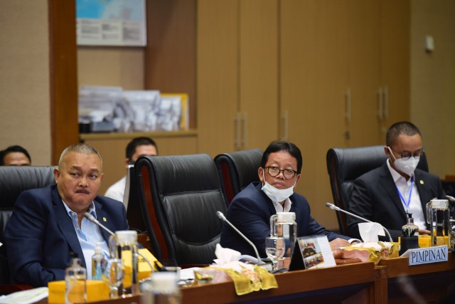  Ketua Komisi VII DPR RI Sugeng Suparwoto (tengah), saat rapat yang digelar secara virtual dan fisik di Ruang Rapat Komisi VII DPR RI.