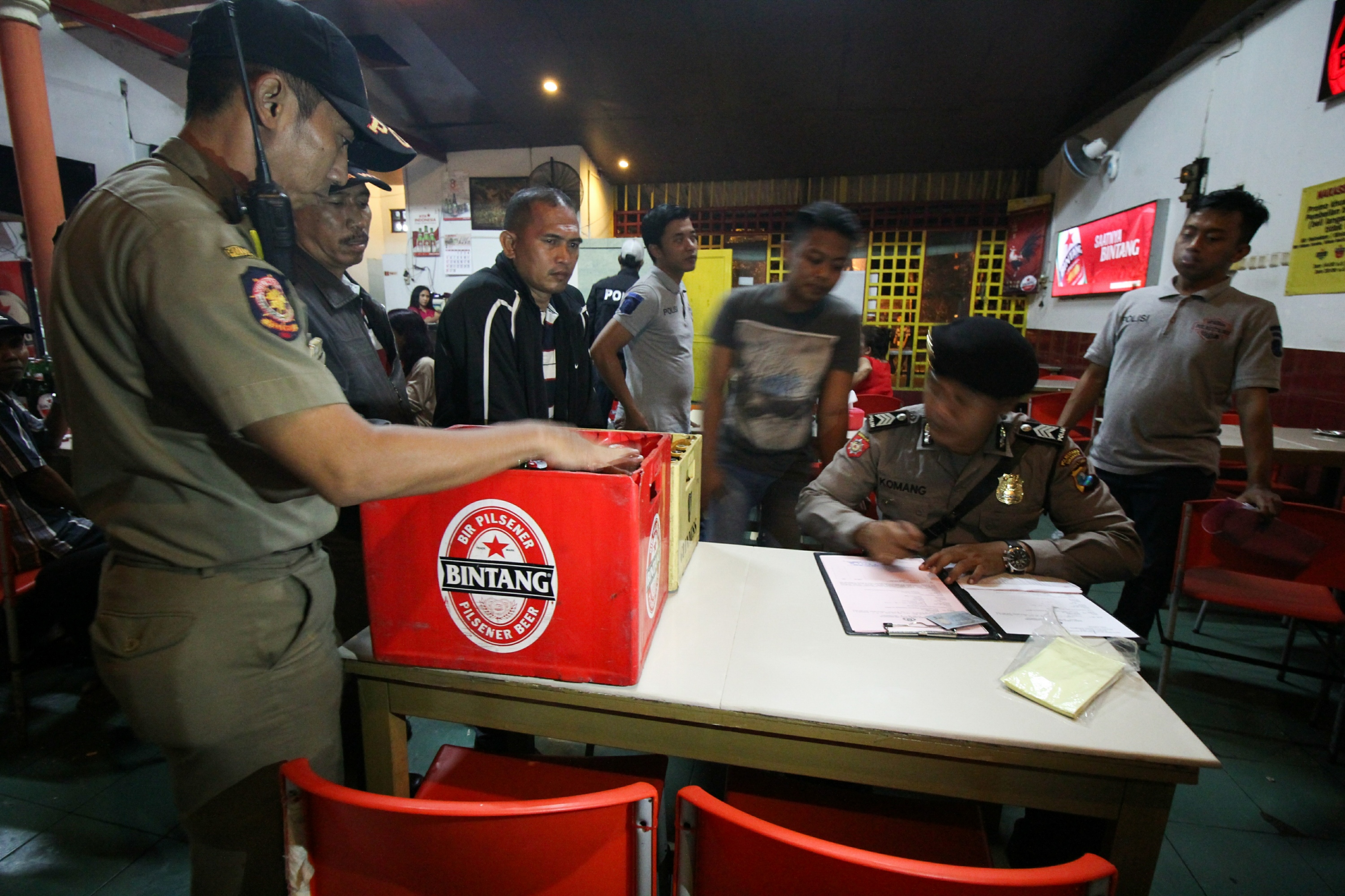 Polisi menyita minuman keras (miras) di salah satu cafe.
