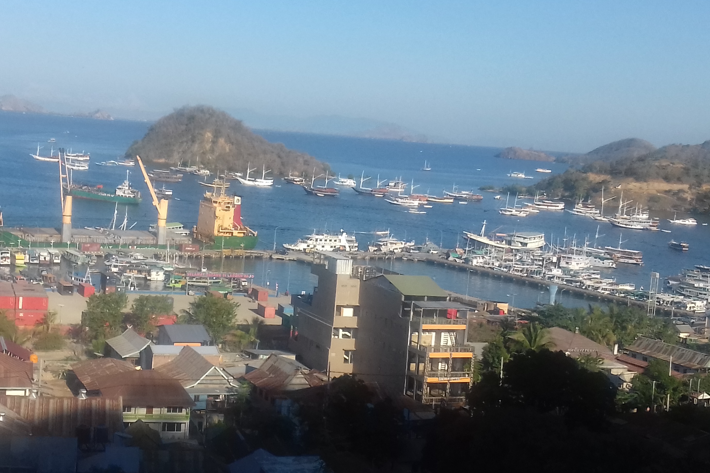 Suasana dermaga Labuan Bajo.