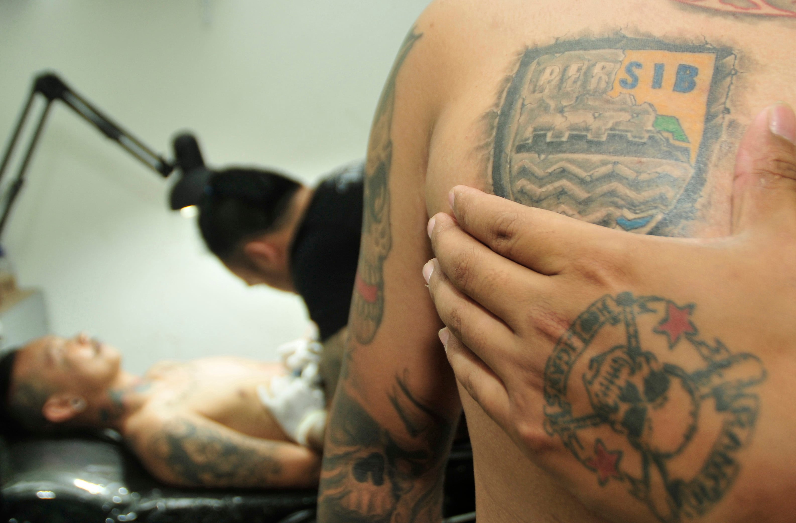 Logo Persib Bandung yang dijadikan tato 