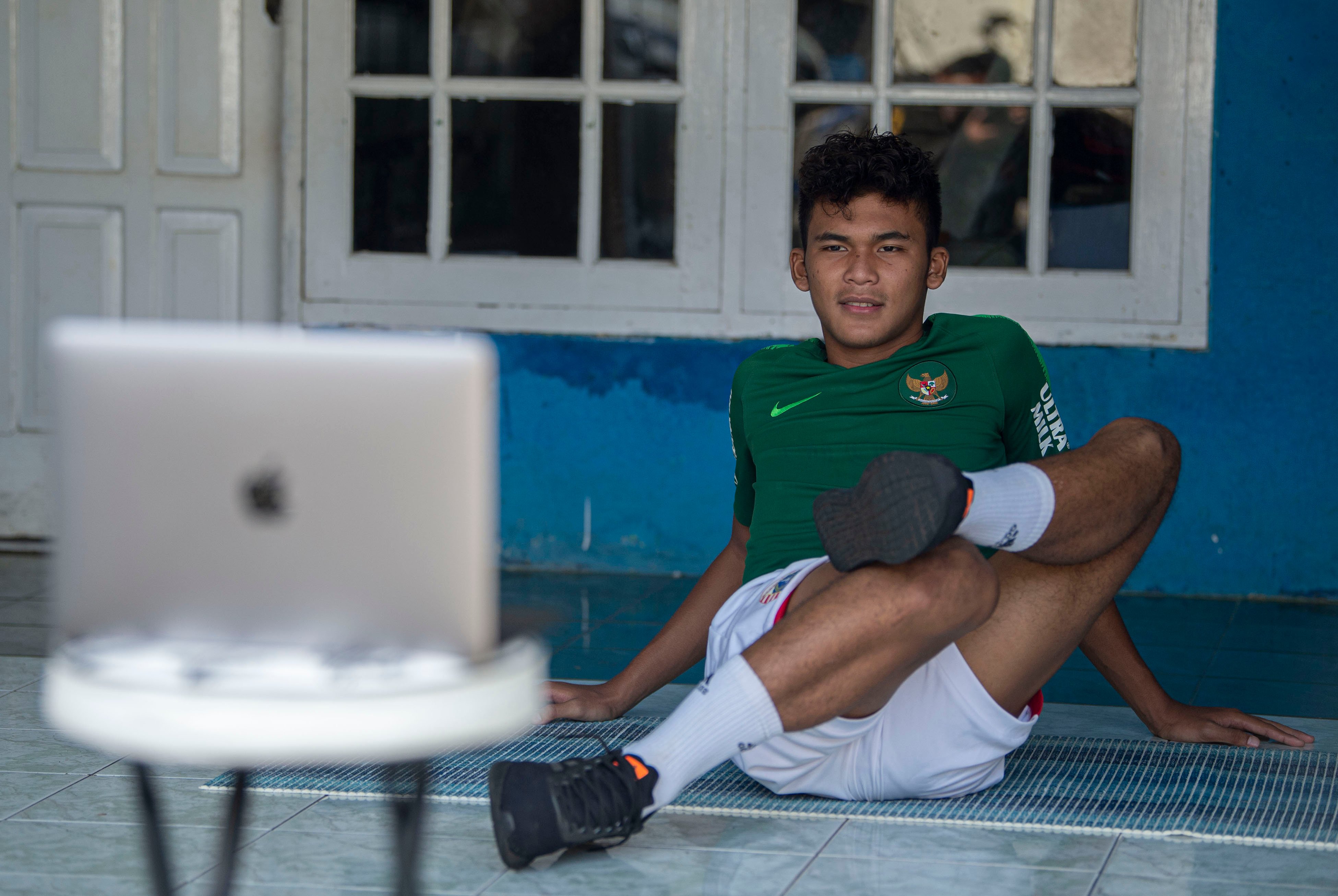 Pemain Timnas U-19 Sutan Zico melakukan latihan virtual dipandu pelatih Shin Tae-Yong