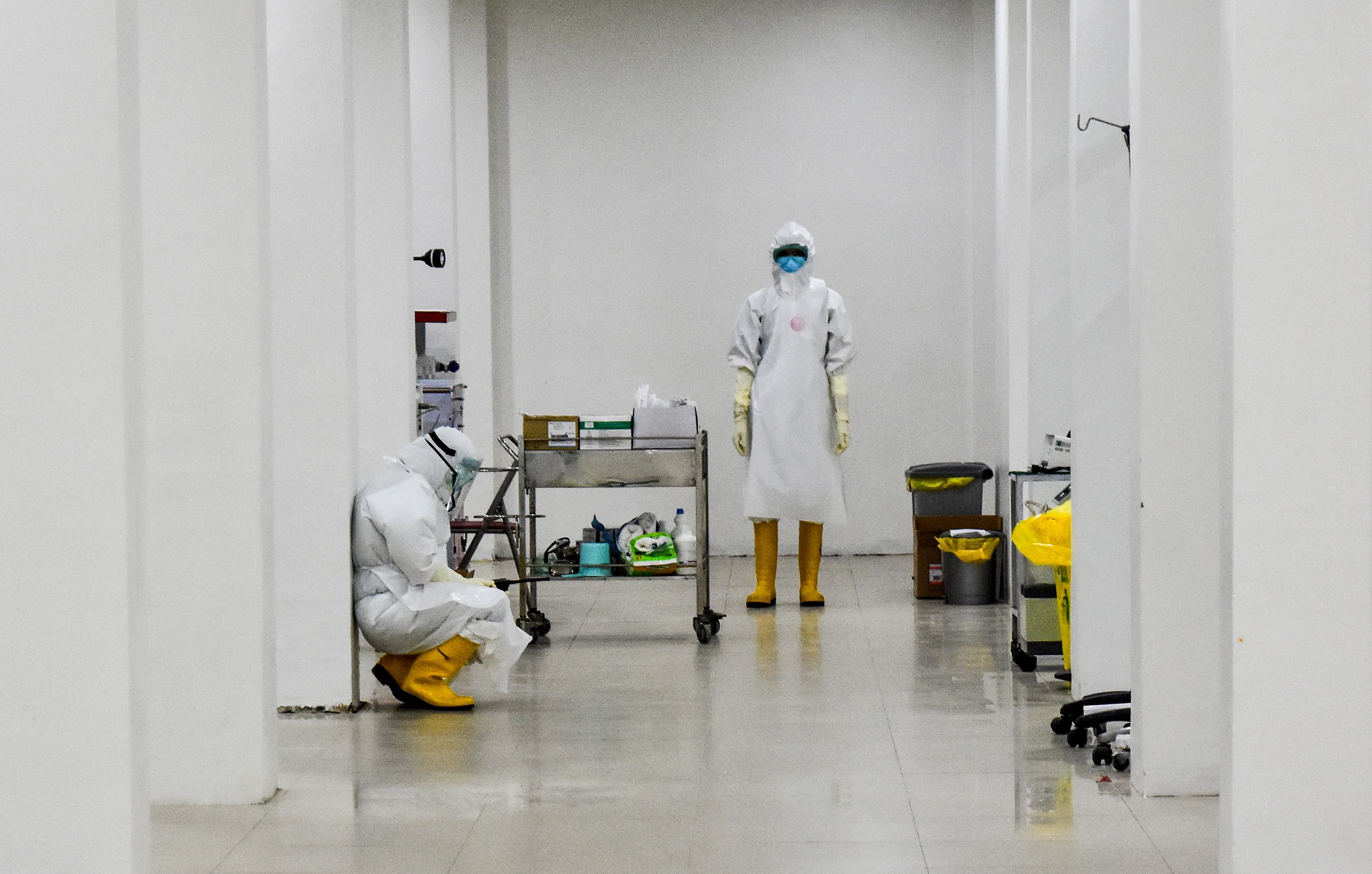 DANA INSENTIF TENAGA KESEHATAN COVID-19: Sejumlah perawat bersiaga dengan mengenakan alat pelindung diri di Instalasi Gawat Darurat  