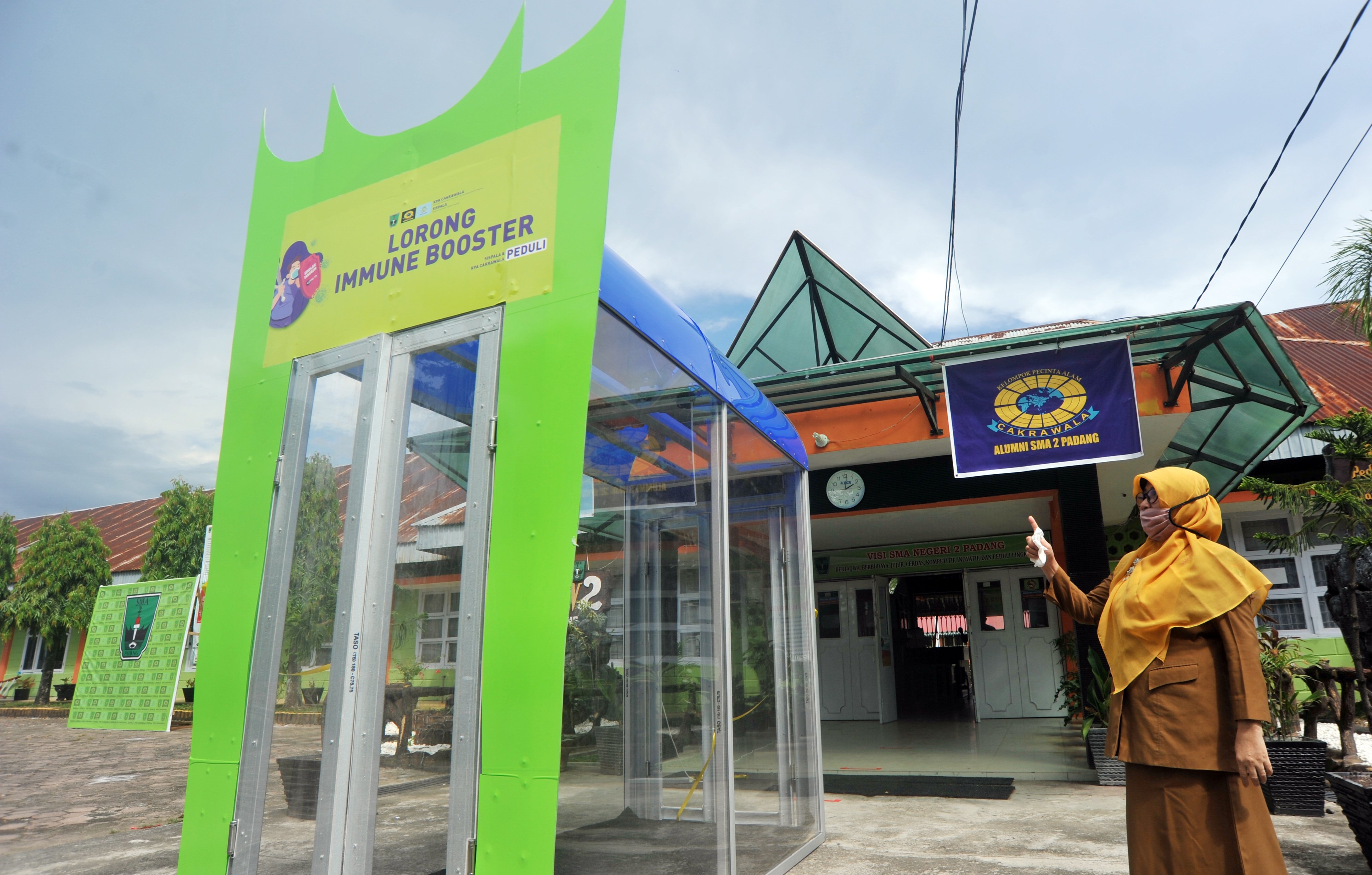 SMAN 2 Padang bersama alumni membuat Lorong Immune Booster, yakni lorong yang mengoperasikan inhaler raksasa dengan aroma minyak kayu putih