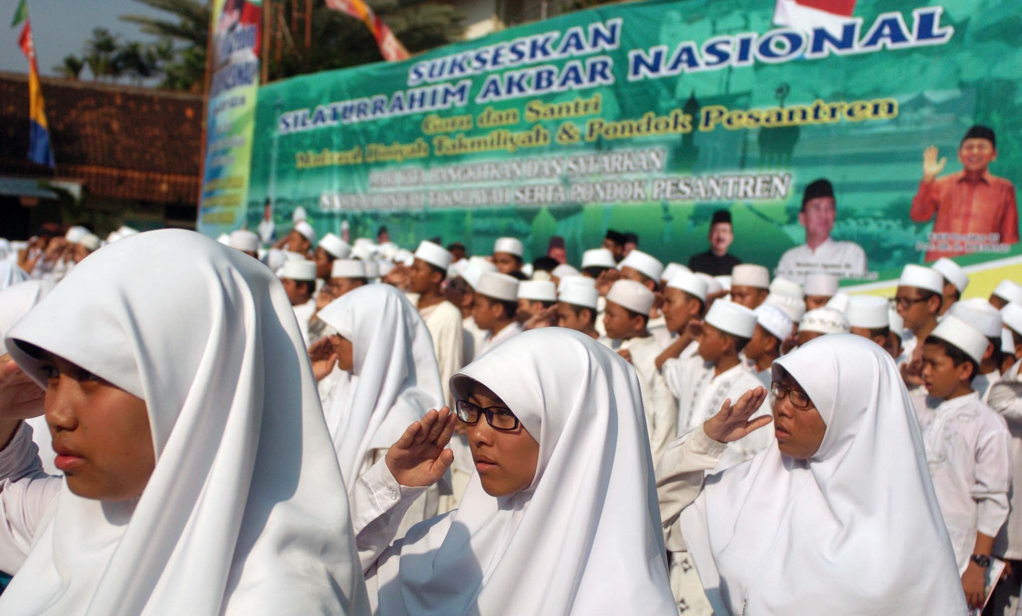 Ribuan santri mengikuti upacara di Pondok Pesantren Darunnajah, Jakarta.
