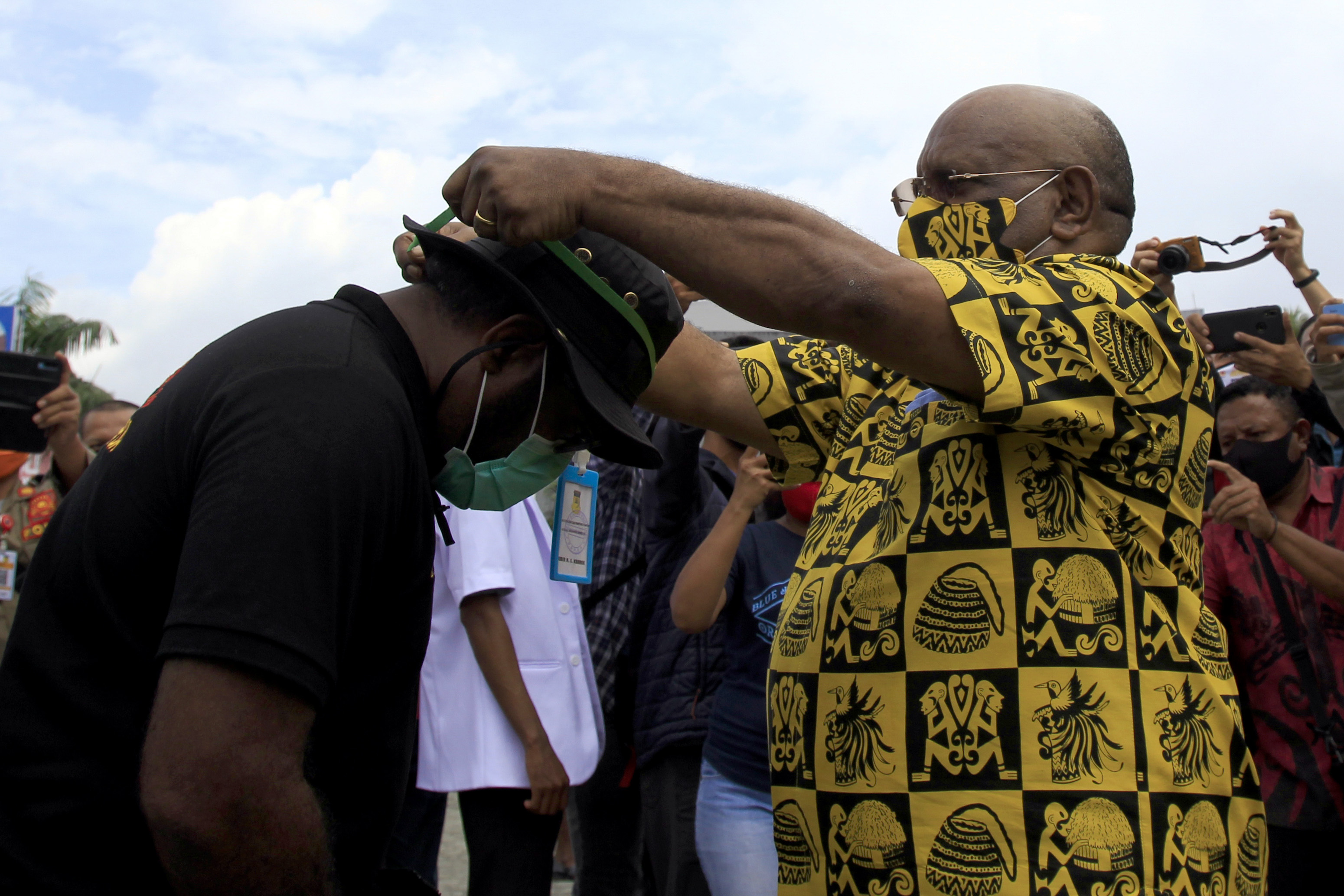 Wakil Gubernur Papua Klemen Tinal (kanan) melepas relawan covid-19 di Jayapura, Papua, Kamis (28/5/2020).