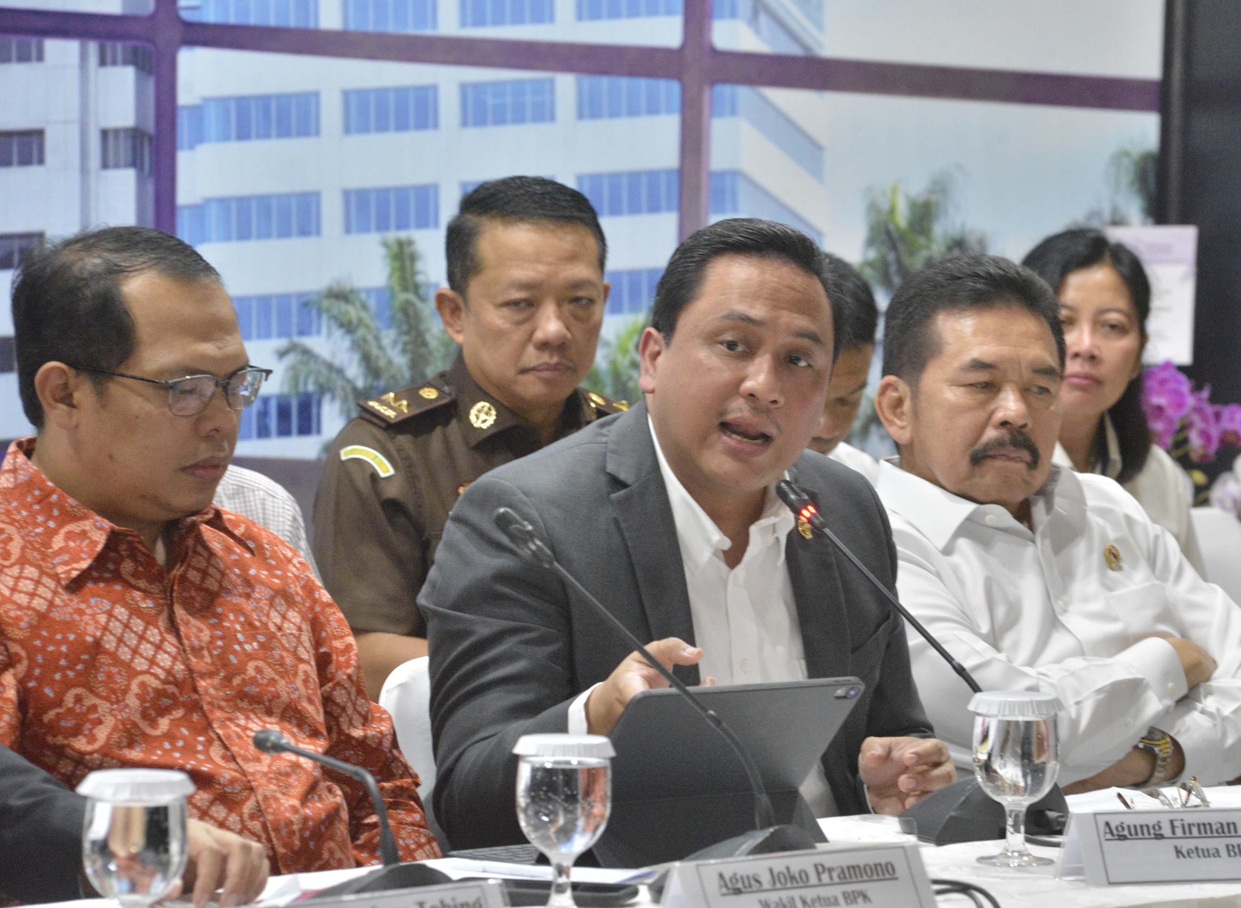 Ketua BPK Agung Firman Sampurna (tengah), menyampaikan keterangan pers tentang hasil pemeriksaan Asuransi Jiwasraya, di Jakarta.